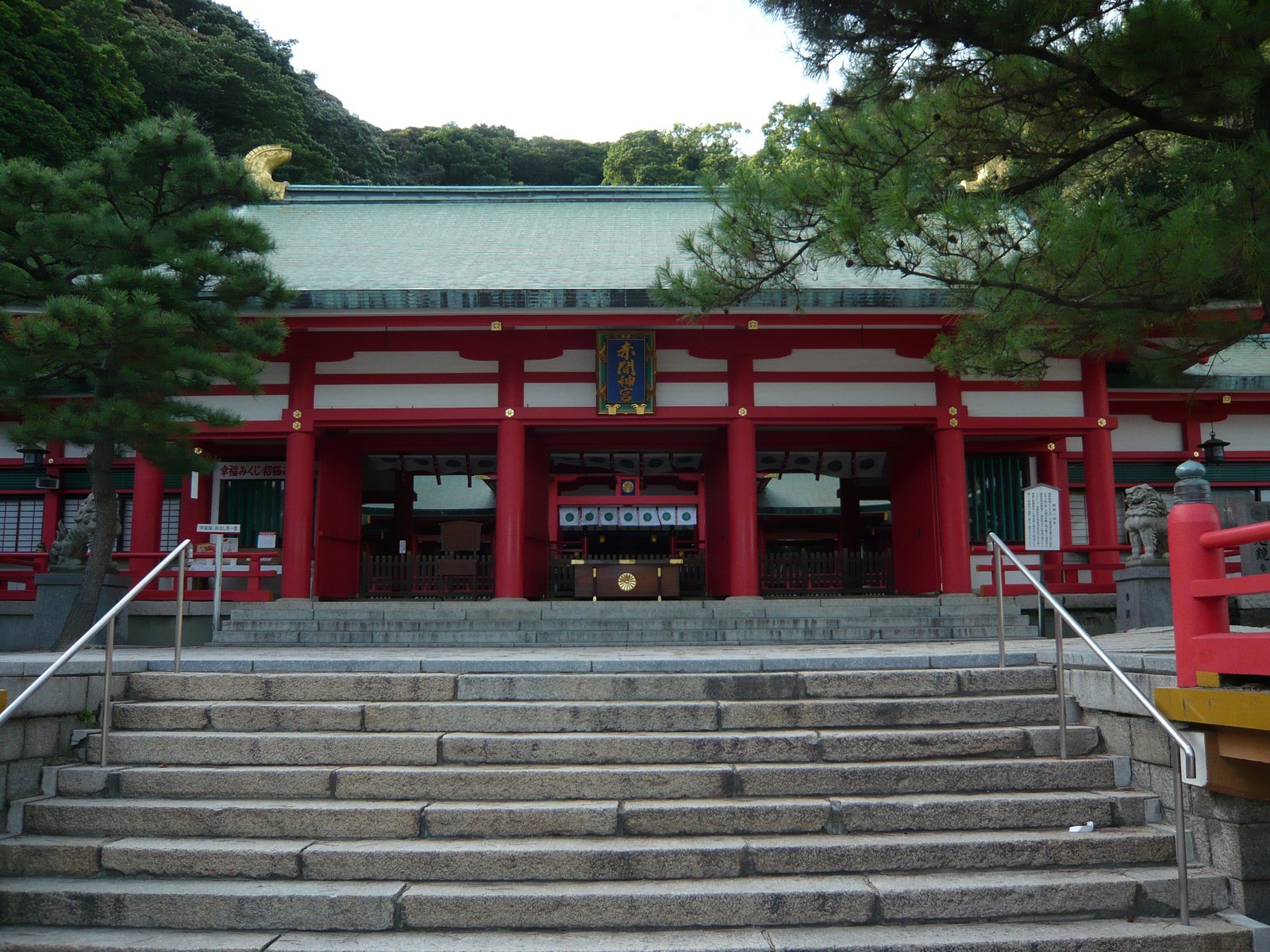 赤間神宮の拝殿と石段