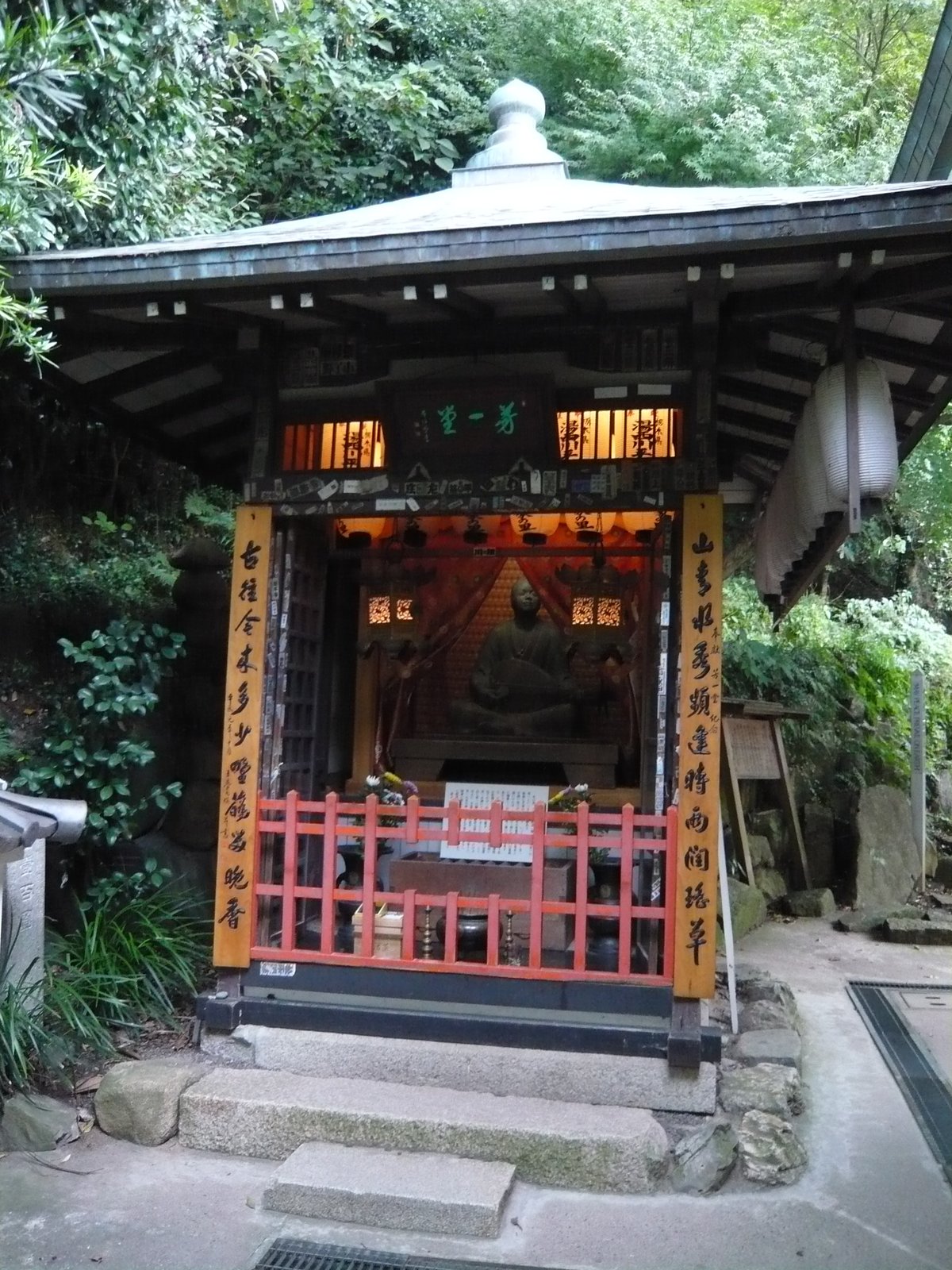 赤間神宮境内の芳一堂
