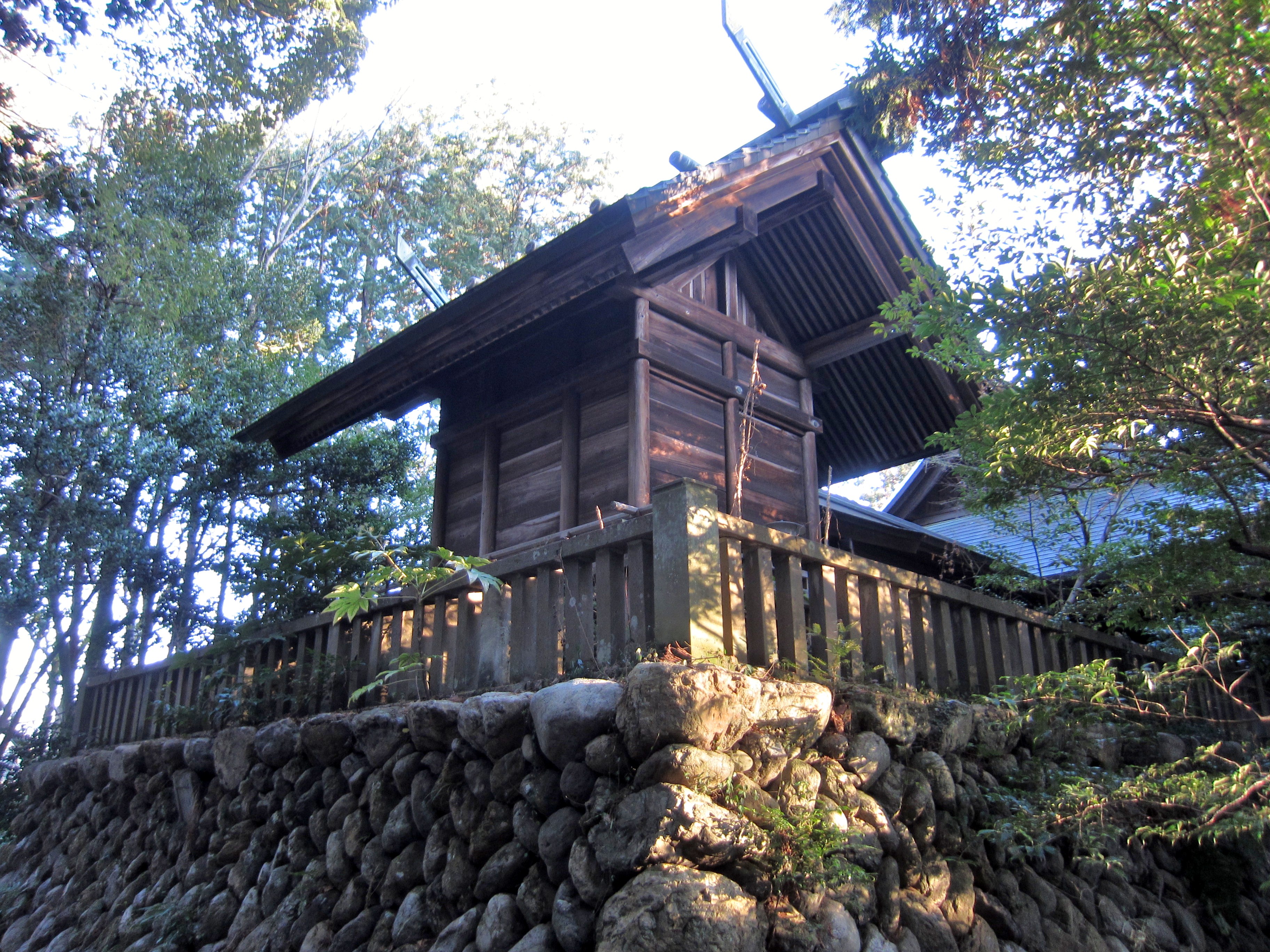 阿伎留神社の本殿を守る社殿