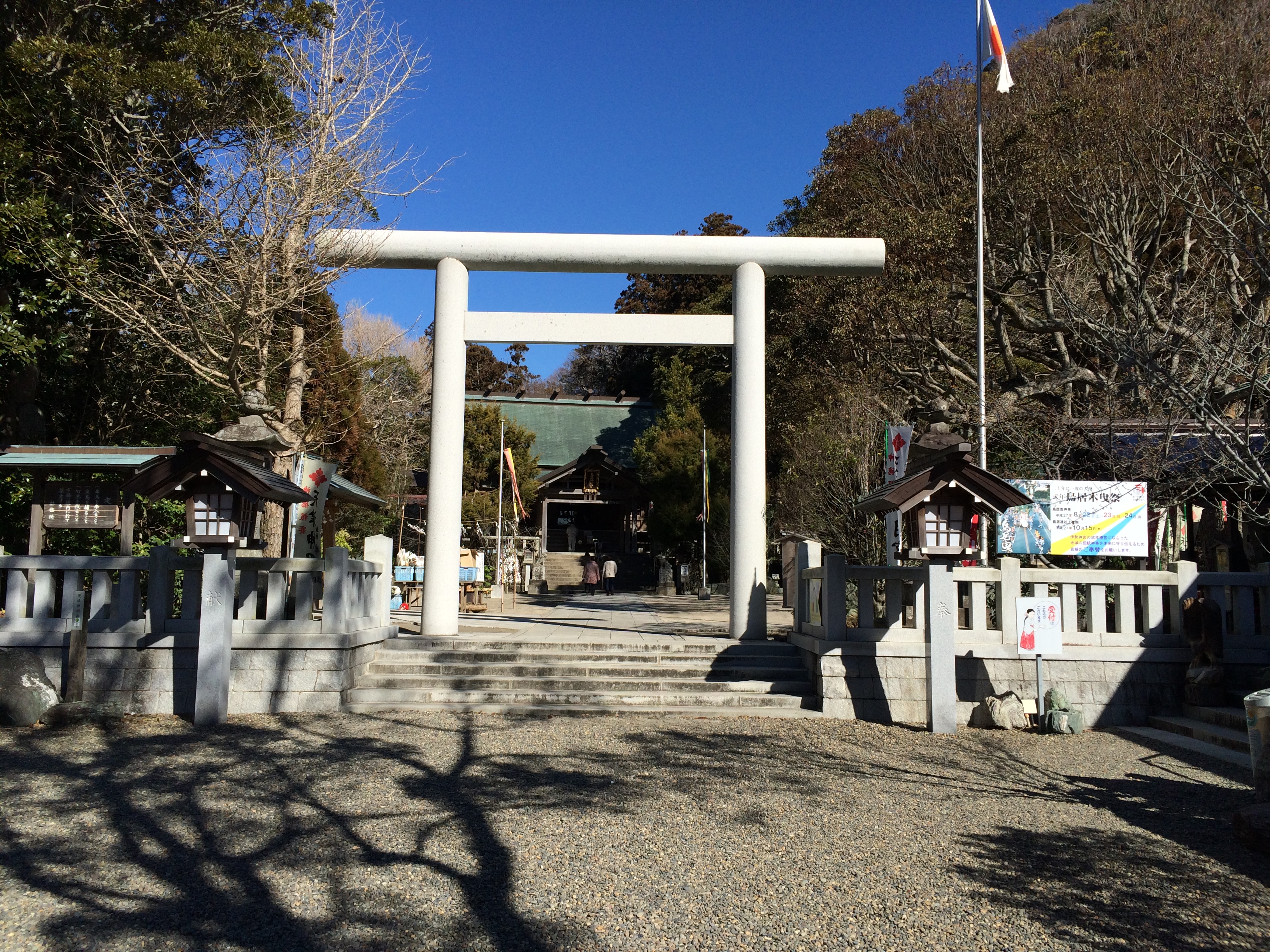 天津神明宮の白い大鳥居と社殿
