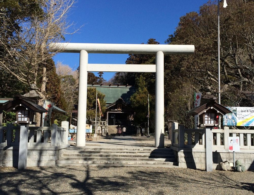 天津神明宮の鳥居越しに見える社殿