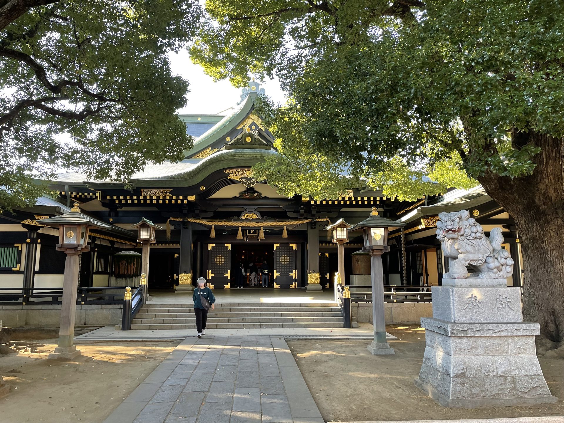 穴八幡宮の社殿と参拝者