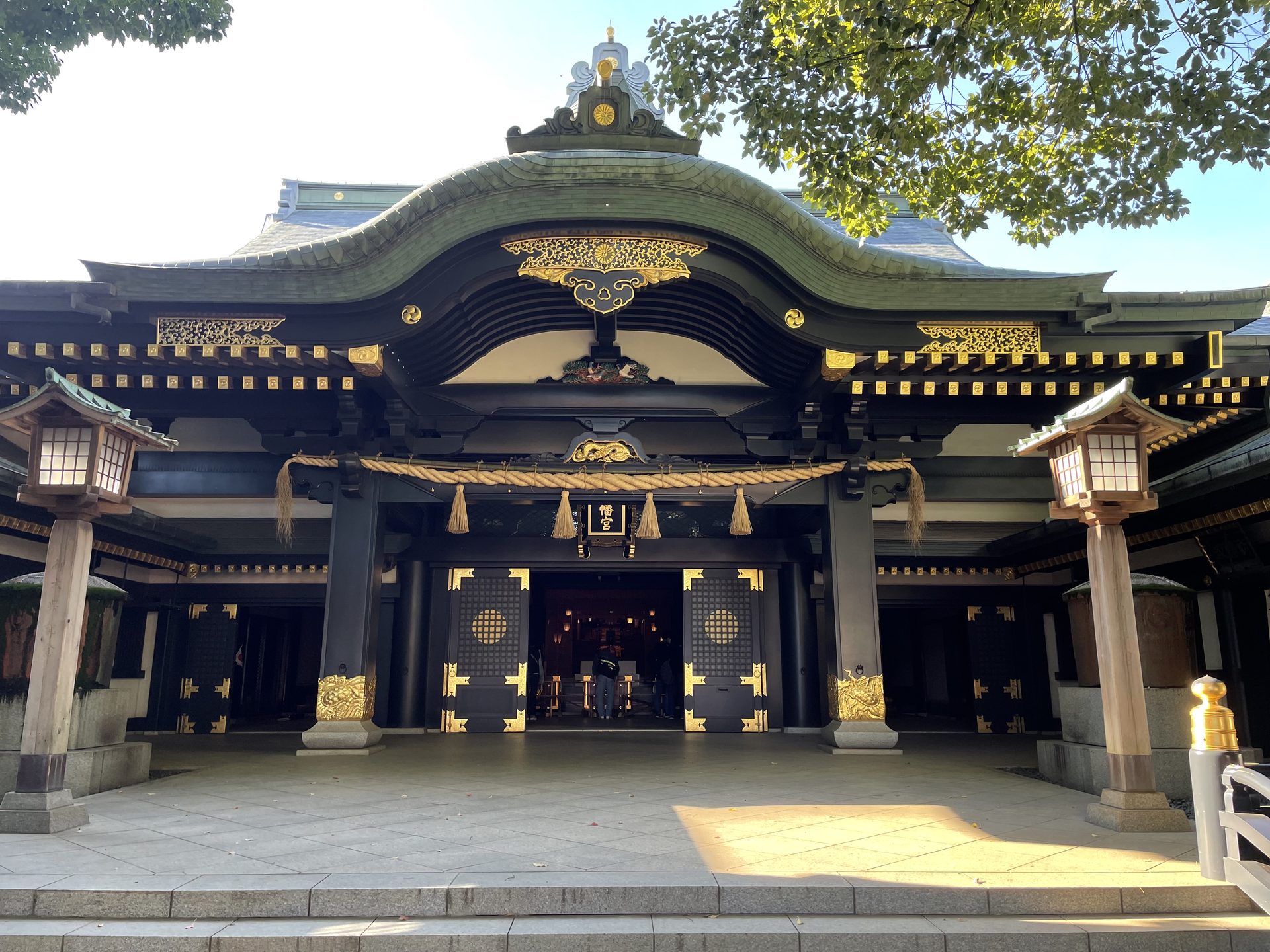 穴八幡宮の社殿正面、金色の装飾
