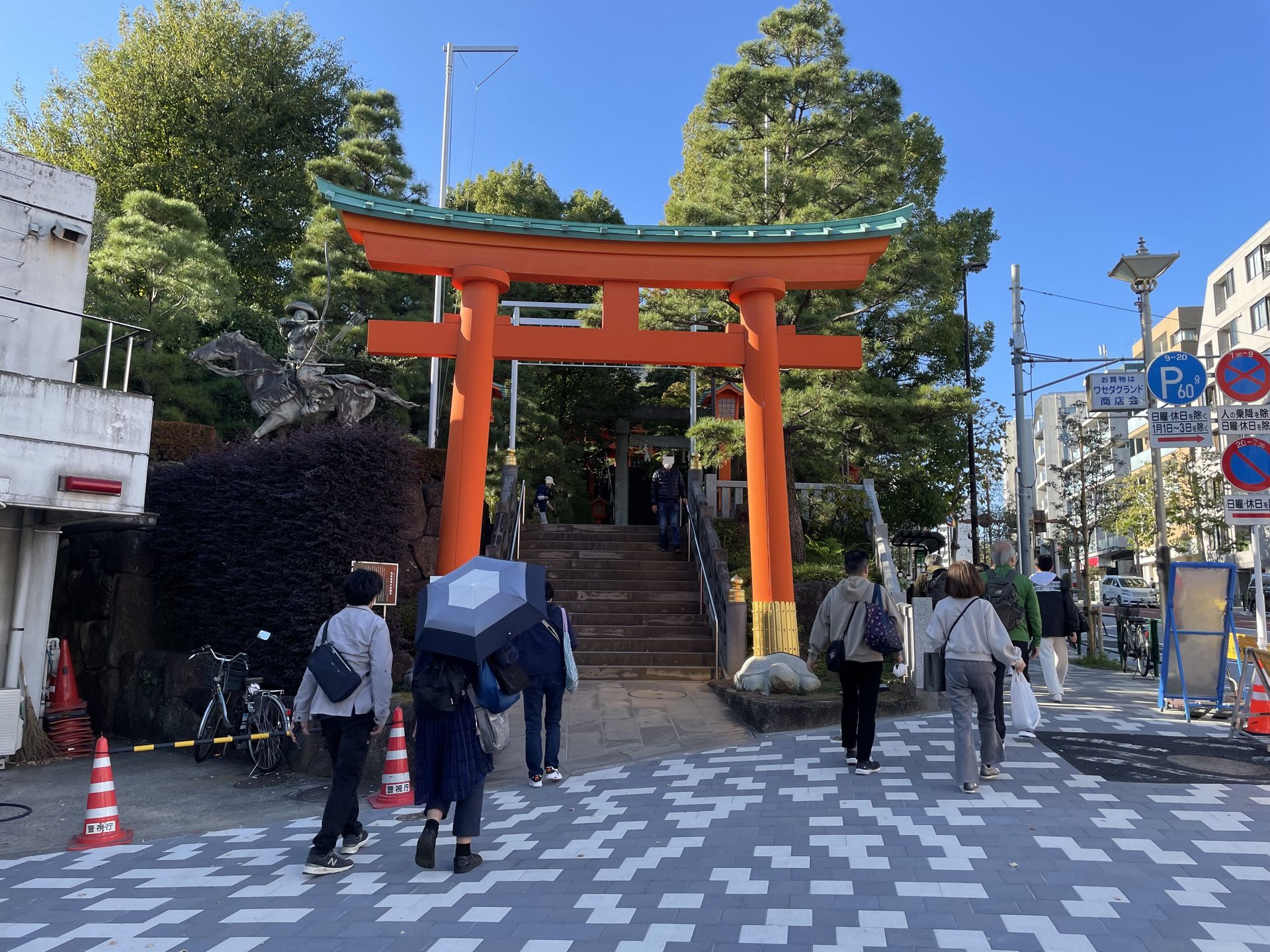 穴八幡宮の朱塗りの鳥居と参道の石段