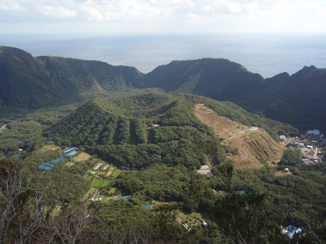 大凸部展望台から見下ろす内輪山、丸山の集落