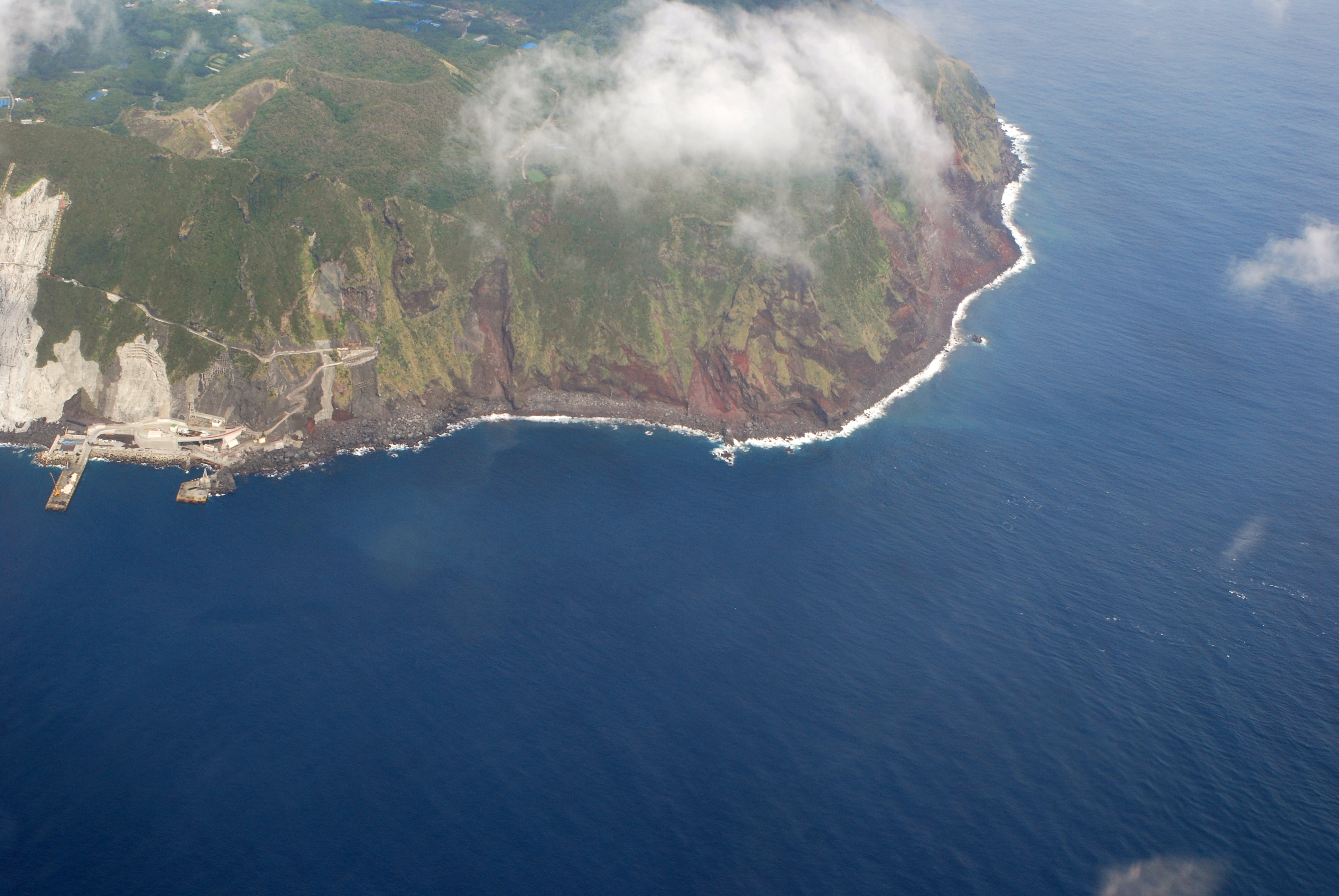 青ヶ島、三宝港周辺の断崖と海岸線