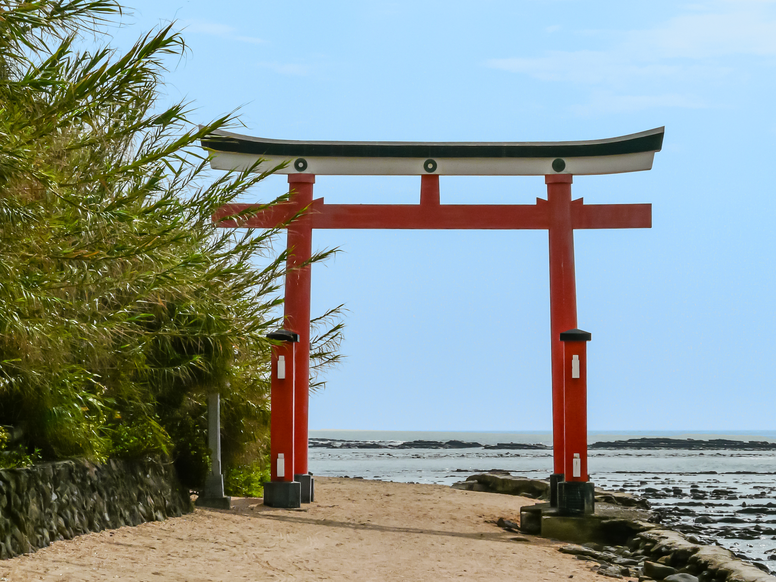 青島神社の朱色の鳥居