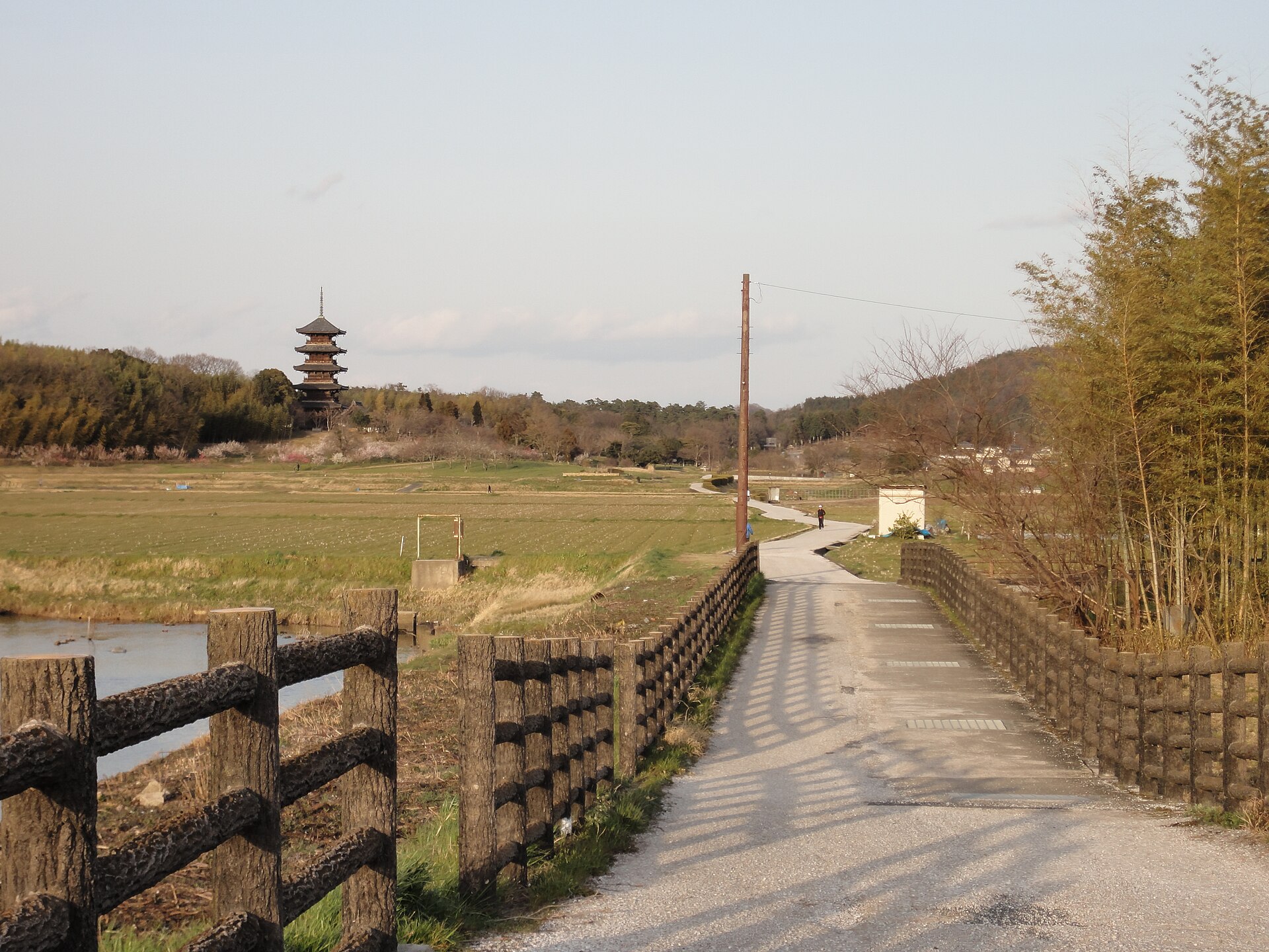 田園に立つ備中国分寺の五重塔