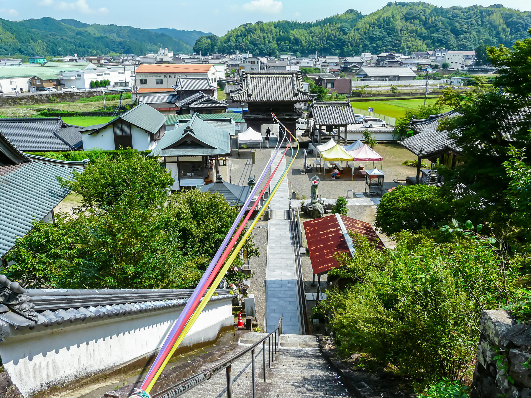 平等寺の本堂から見下ろす境内と町並み