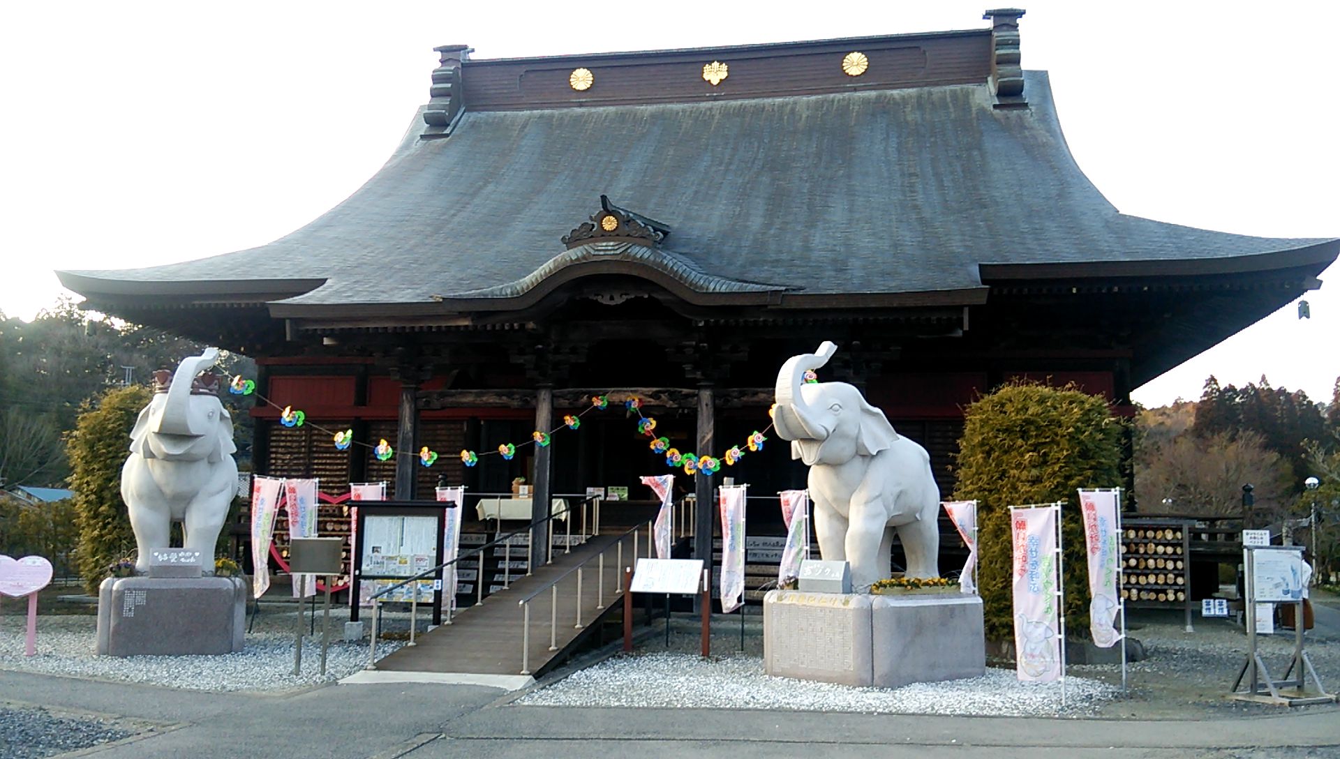 長福寿寺、本堂前の吉ゾウくんと結愛ちゃんの像