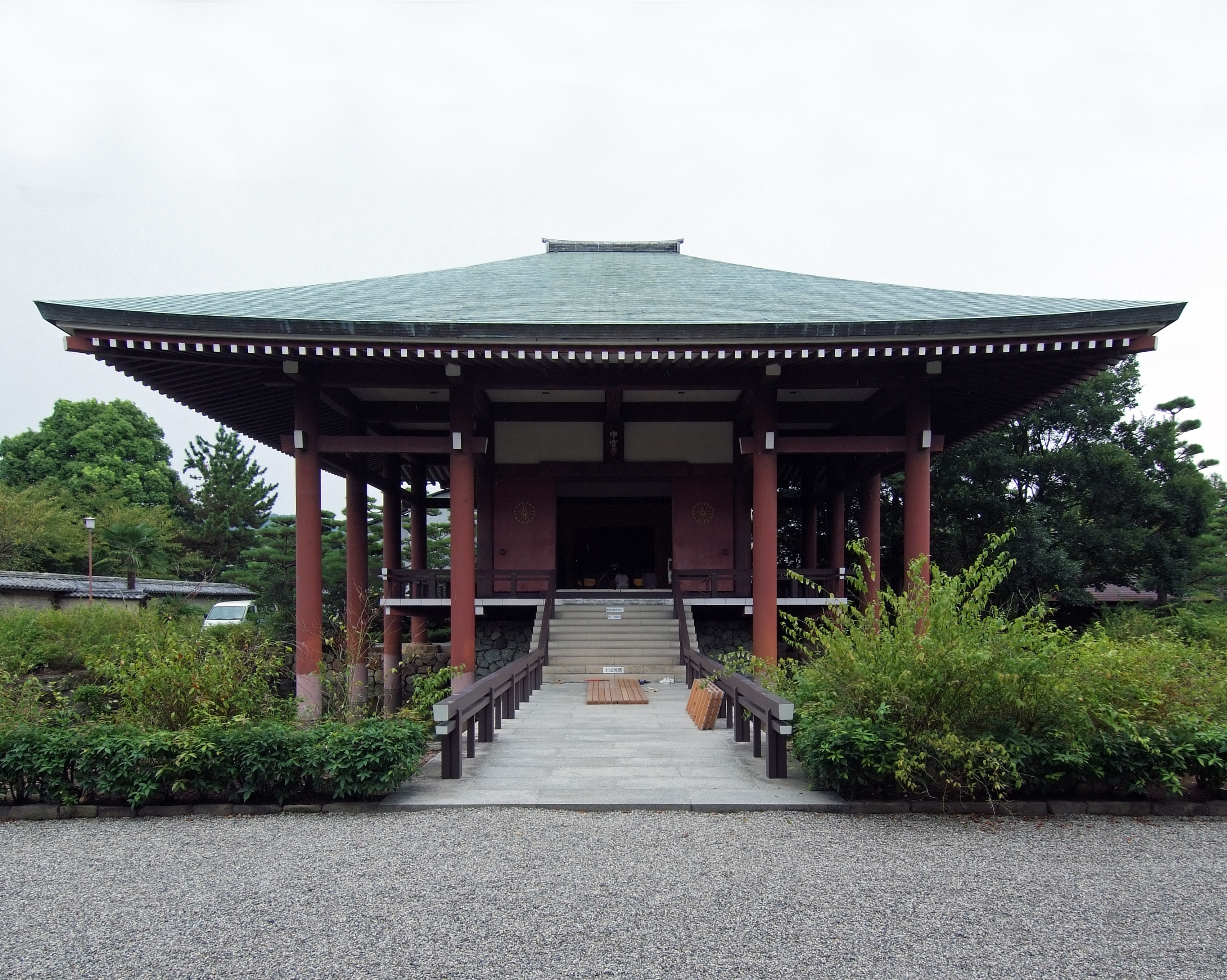 中宮寺の本堂、緑青色の屋根が反る近代和風建築