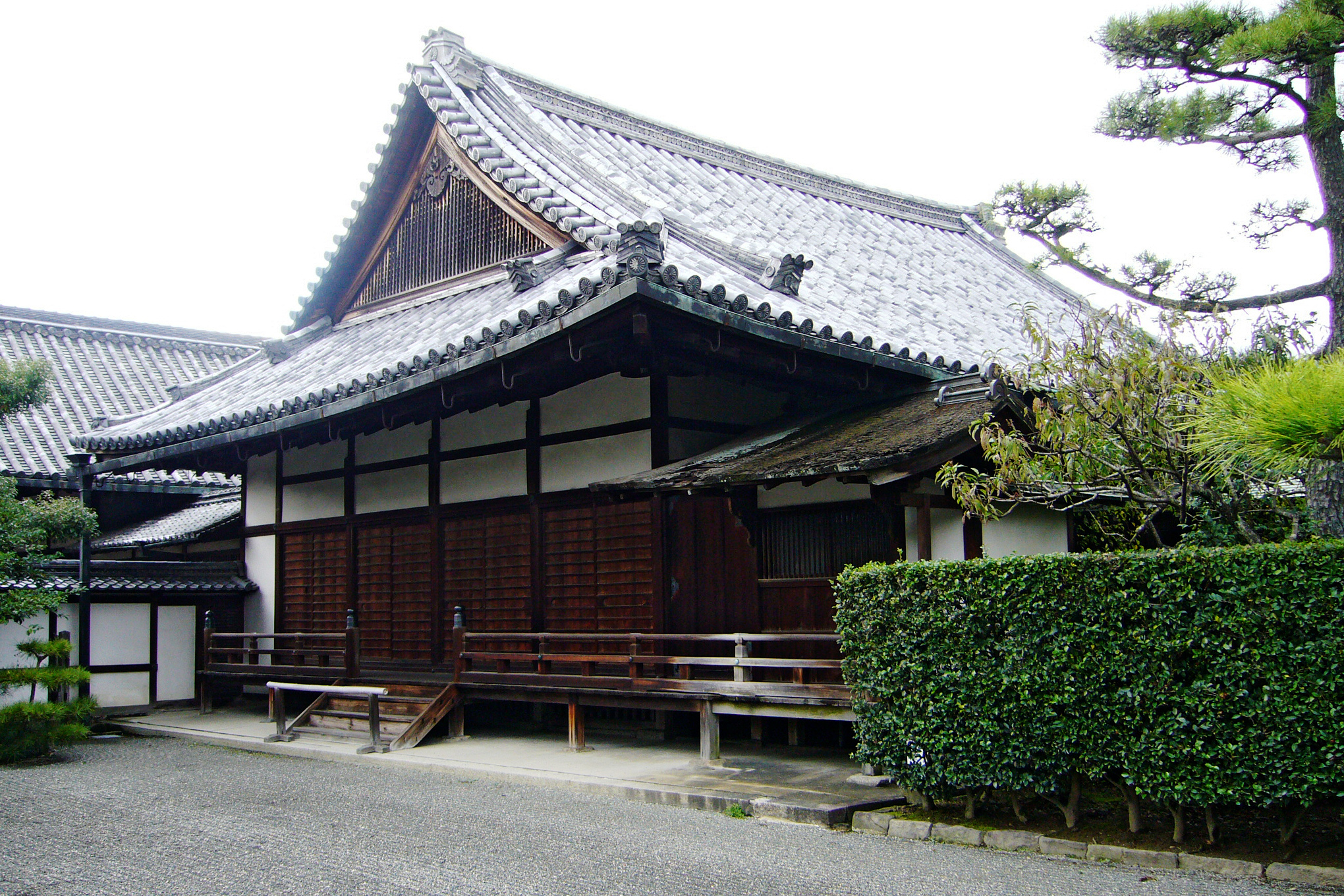 中宮寺境内の瓦屋根の建物