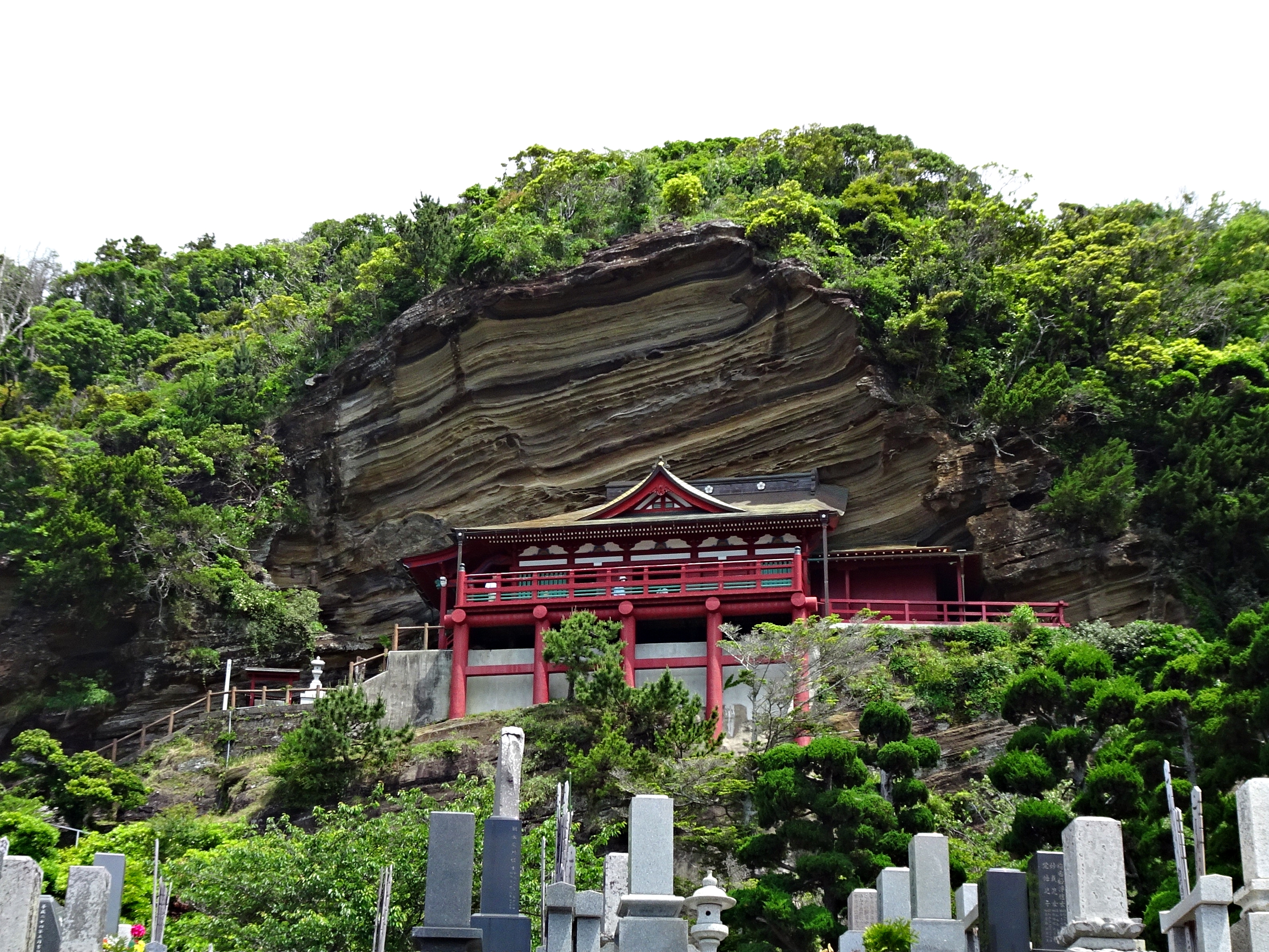 大福寺崖観音、切り立った崖に建つ観音堂