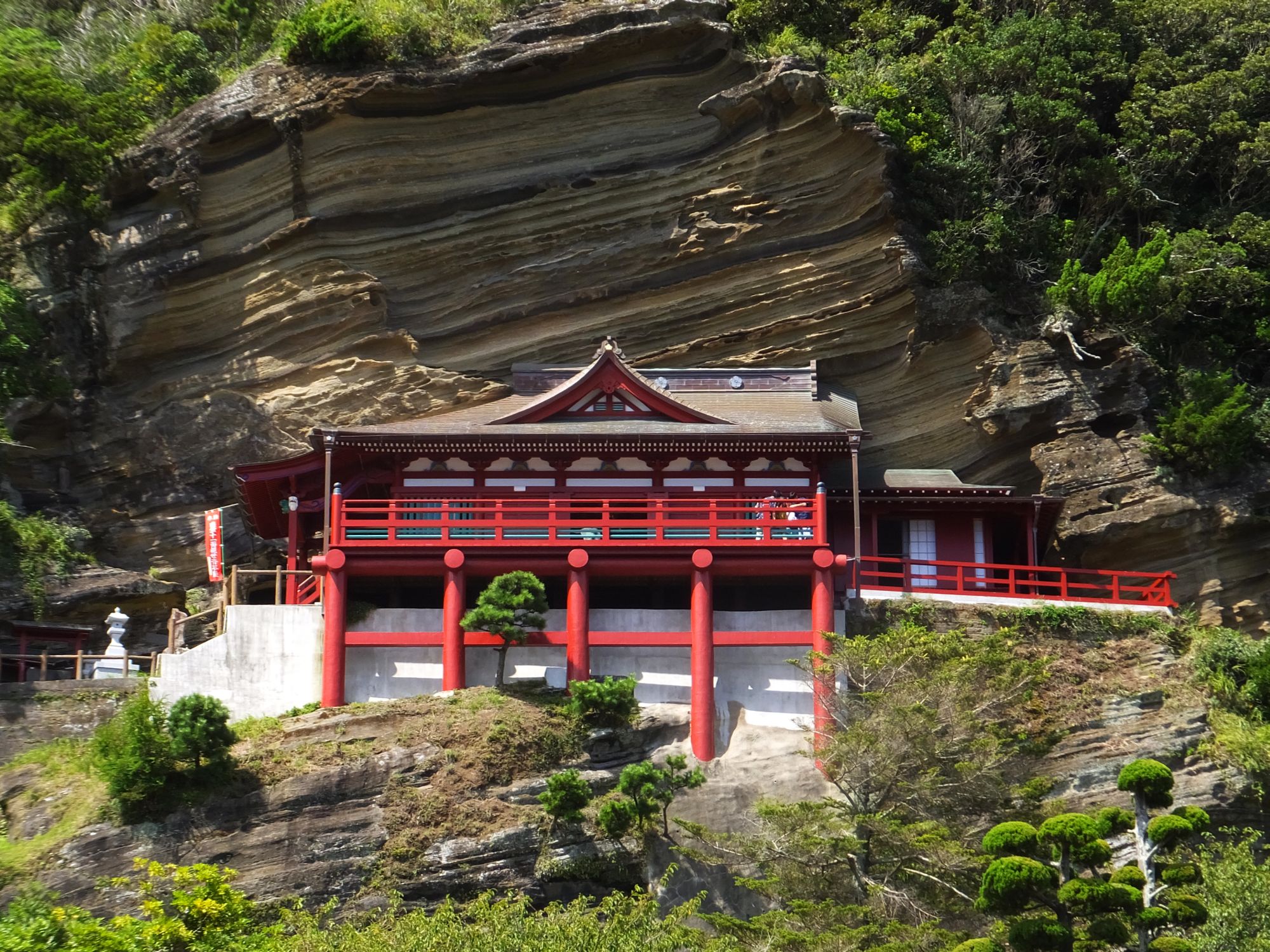 大福寺崖観音堂を間近に望む