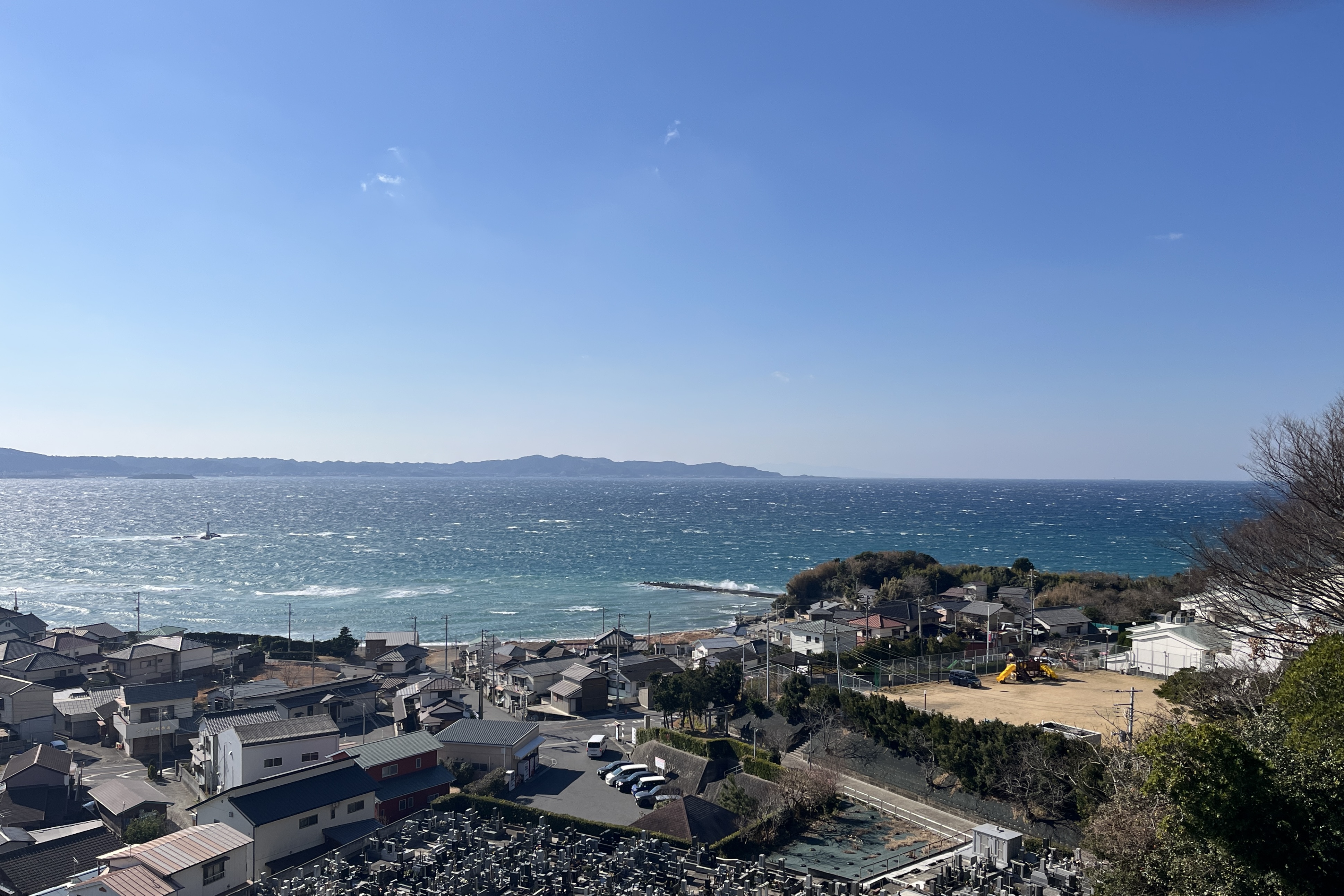 崖観音の観音堂から望む館山湾