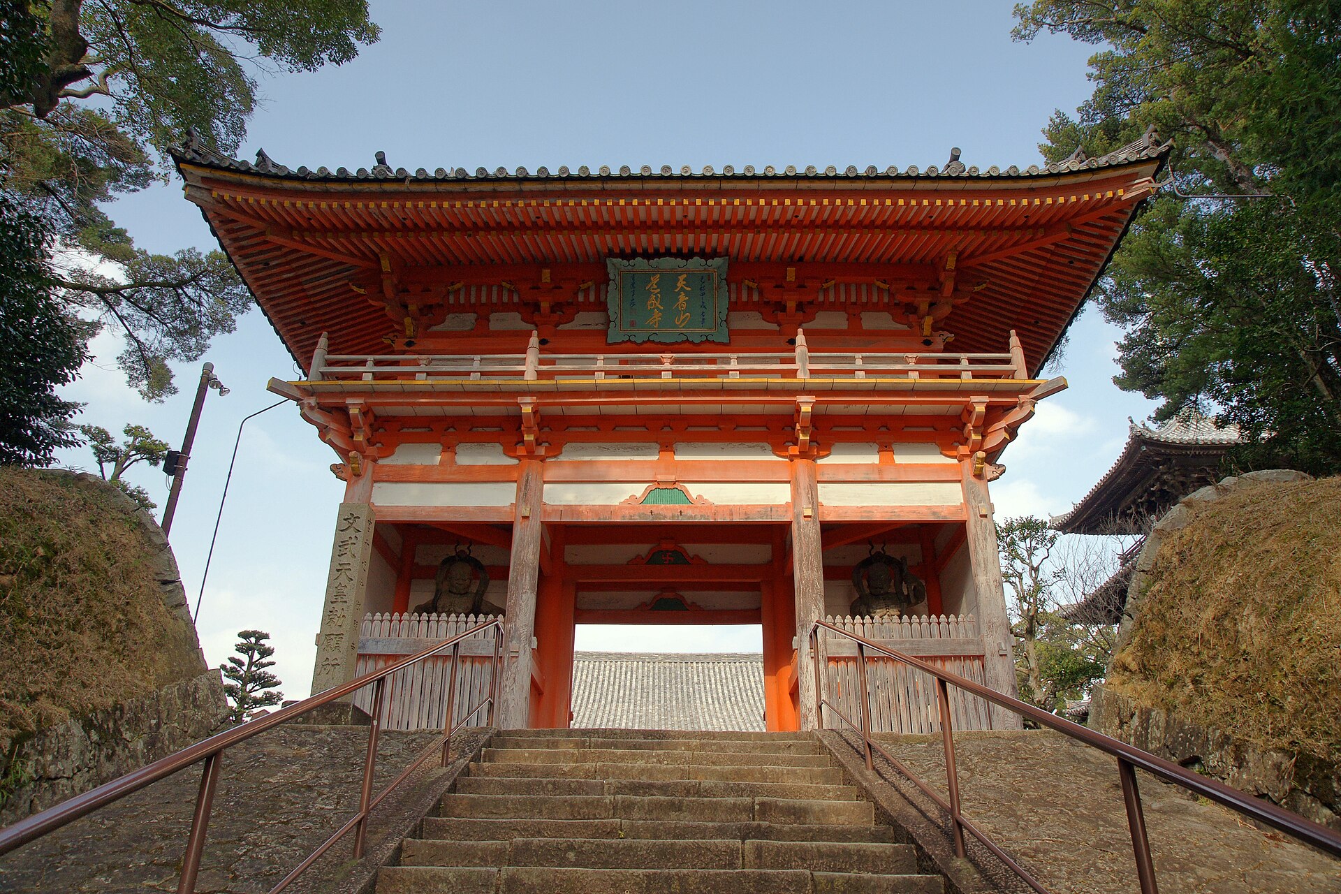 道成寺の仁王門を石段の下から見上げた様子
