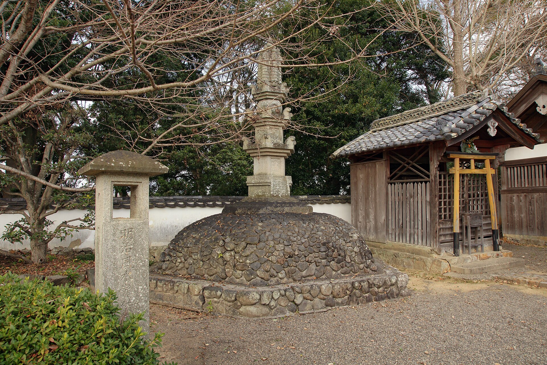 道成寺の本堂前に立つ道成寺型石灯籠