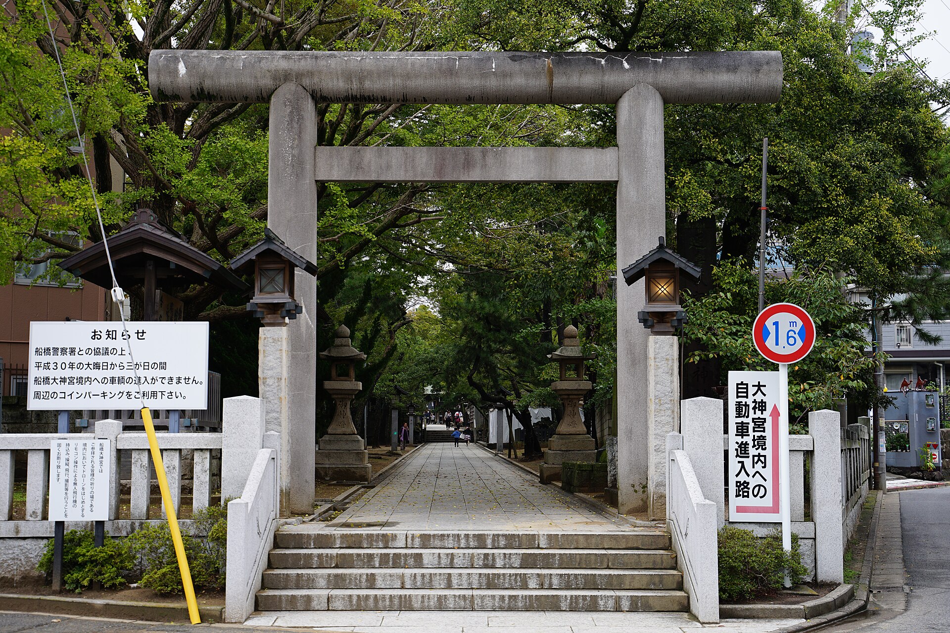 船橋大神宮の参道と鳥居