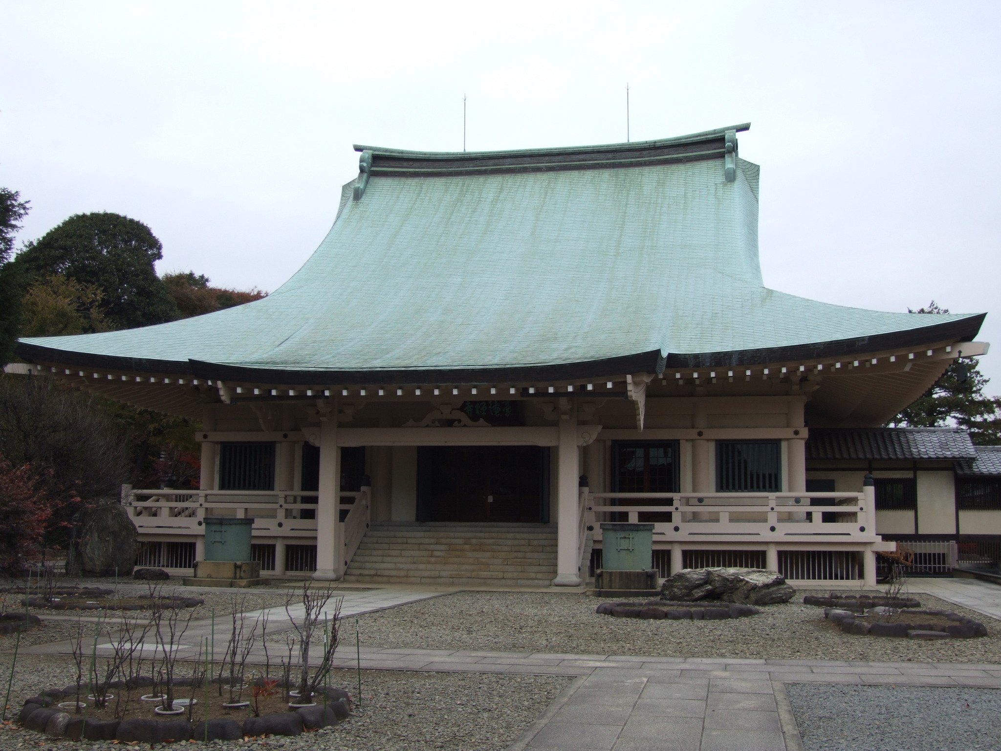 豪徳寺の山門と桜並木