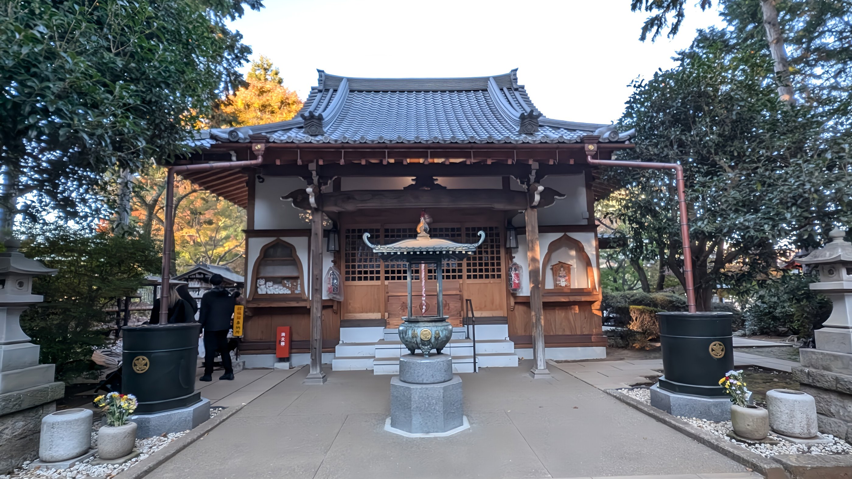 豪徳寺の回廊に並ぶ大小の招き猫