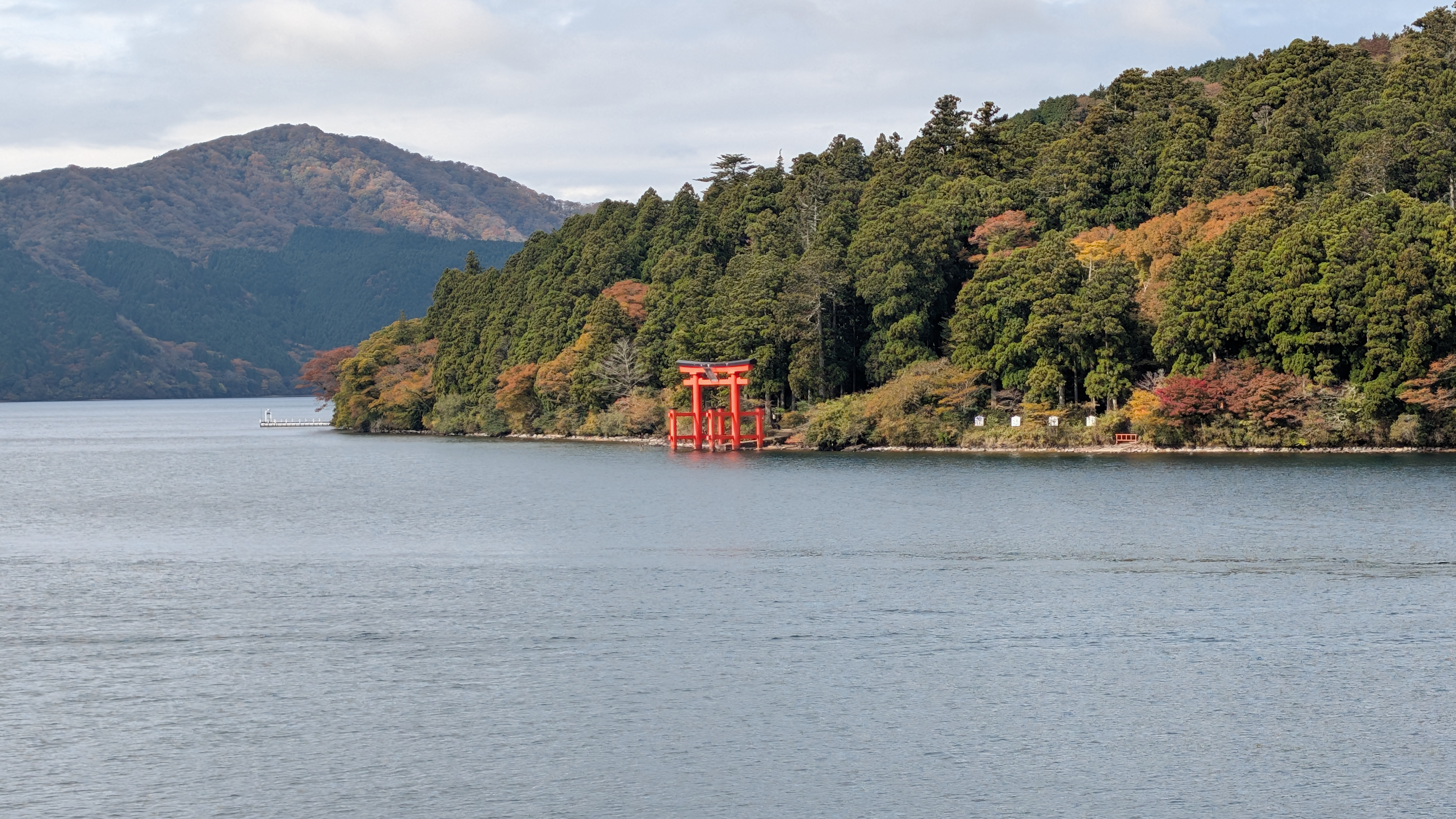 芦ノ湖に立つ箱根神社の平和の鳥居