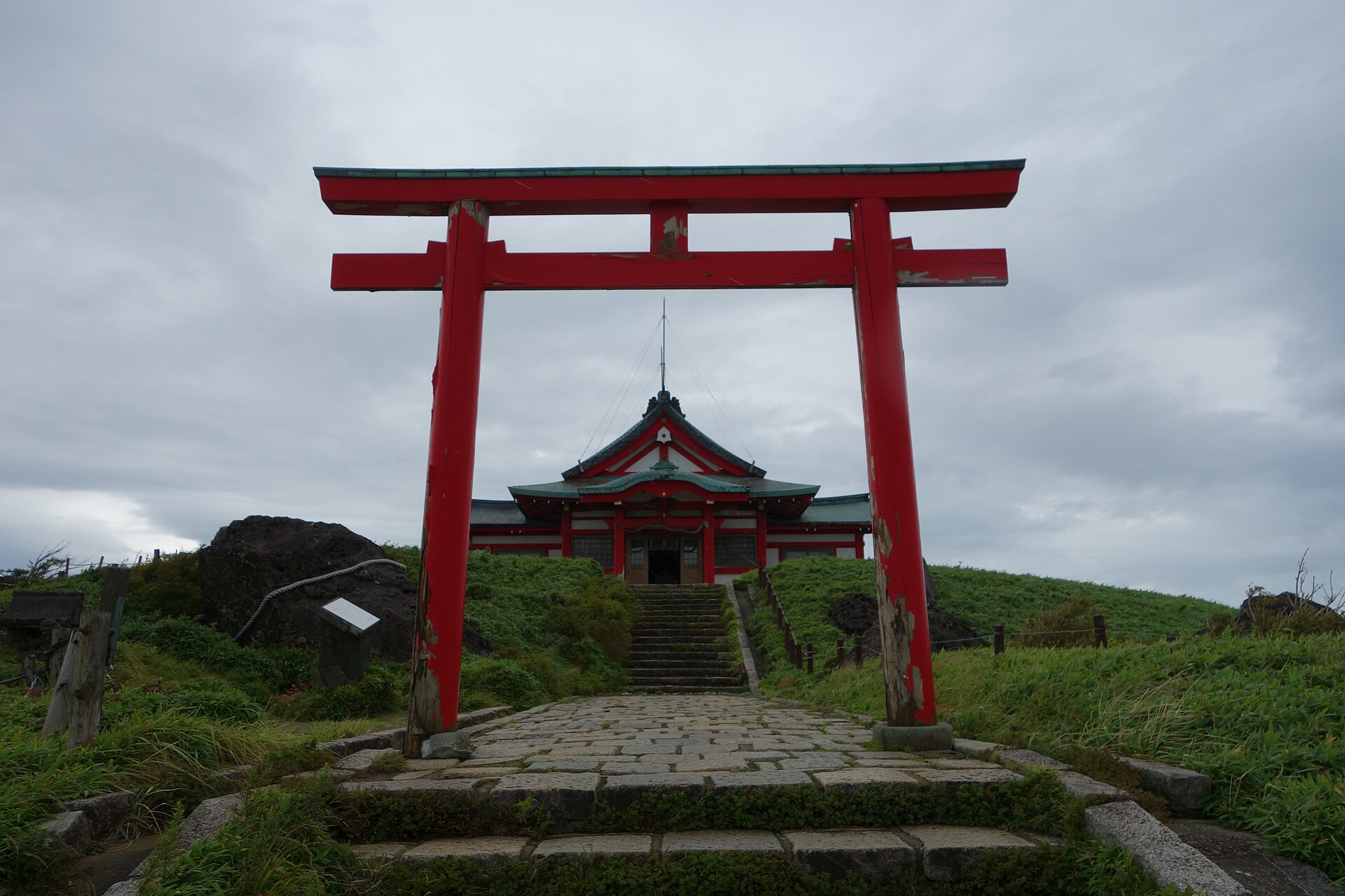駒ヶ岳山頂に鎮座する箱根元宮の鳥居と社殿