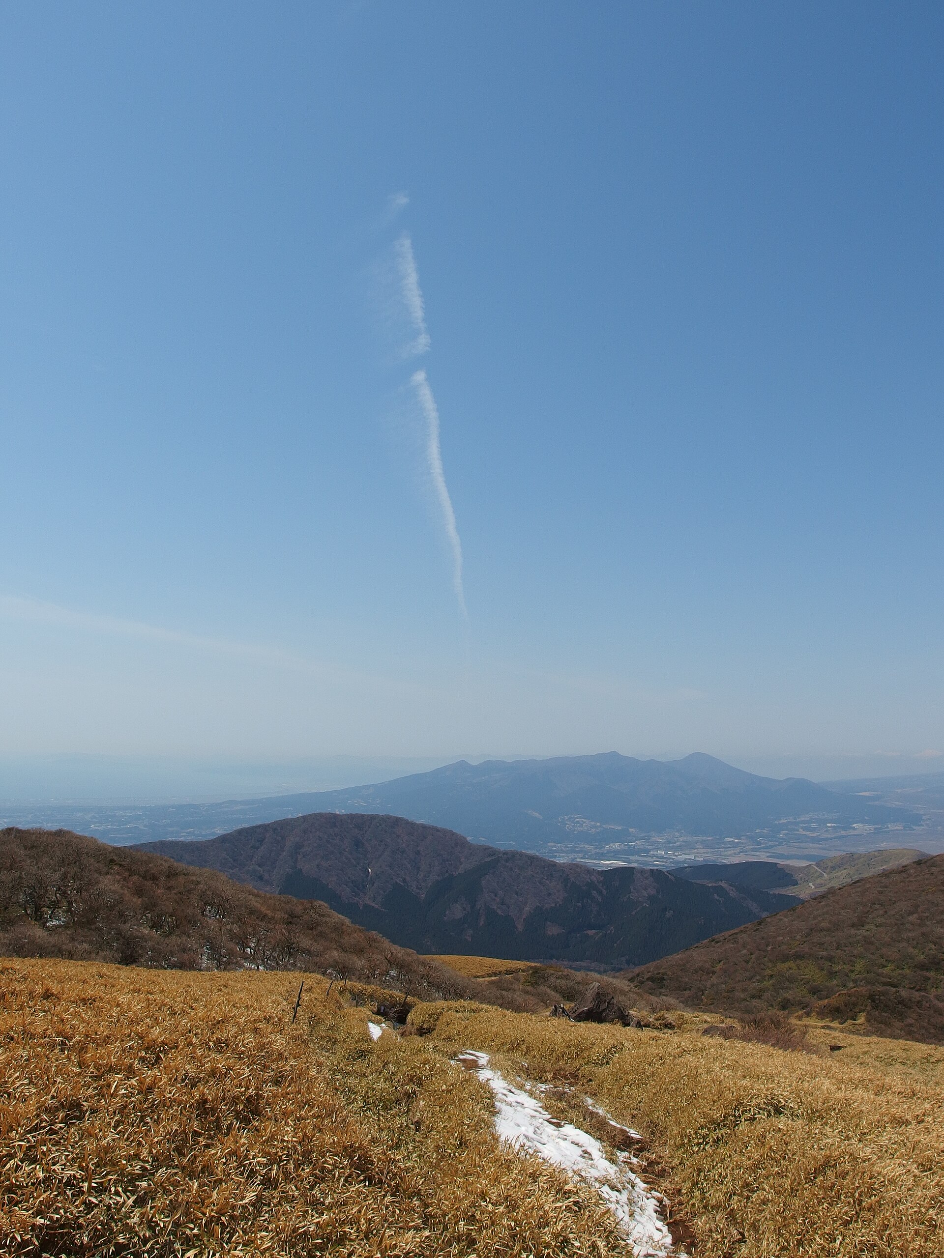 駒ヶ岳山頂の草原から見渡す芦ノ湖と富士山
