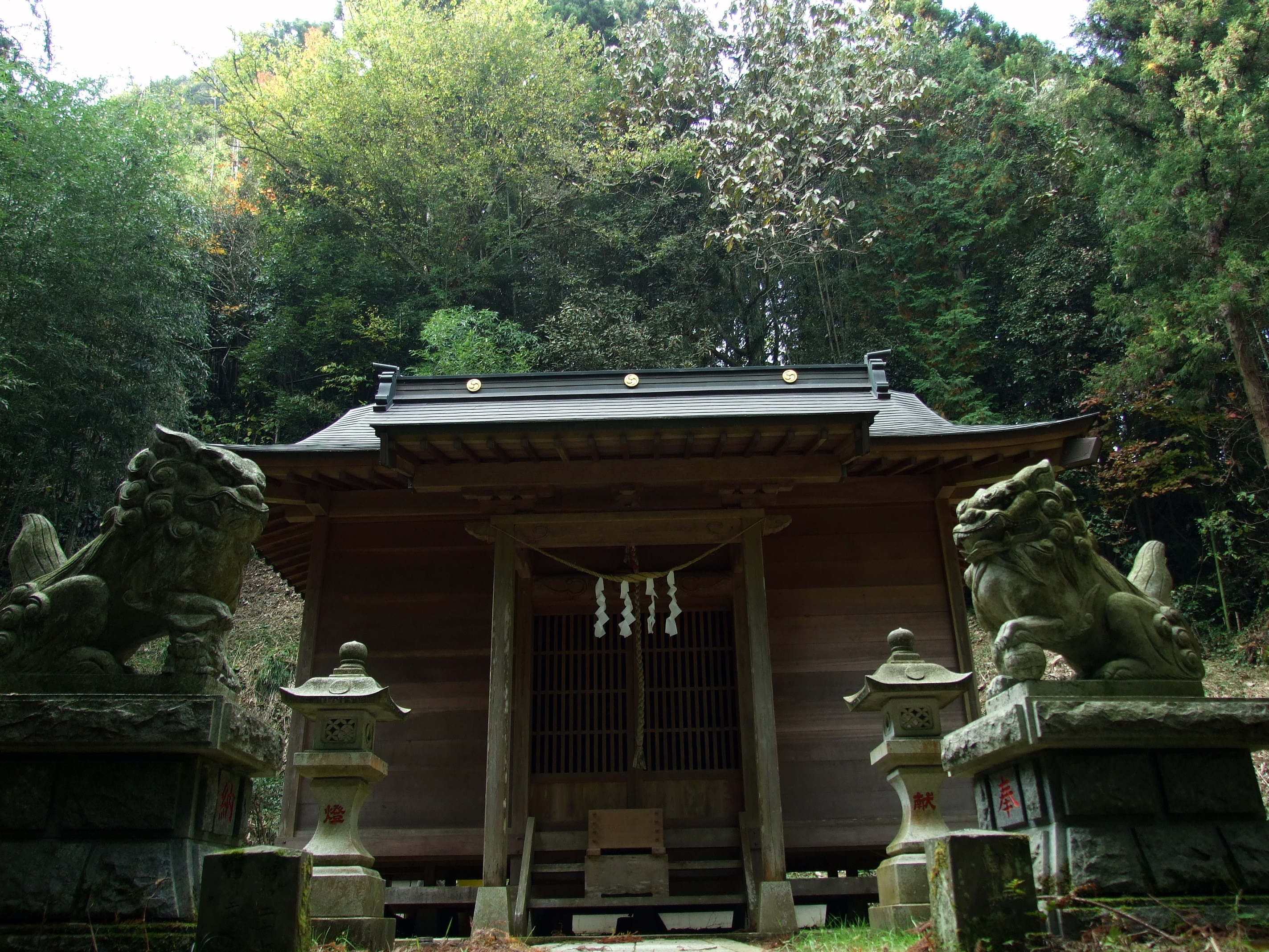 白山神社（飯給）の拝殿と一対の狛犬、石灯籠
