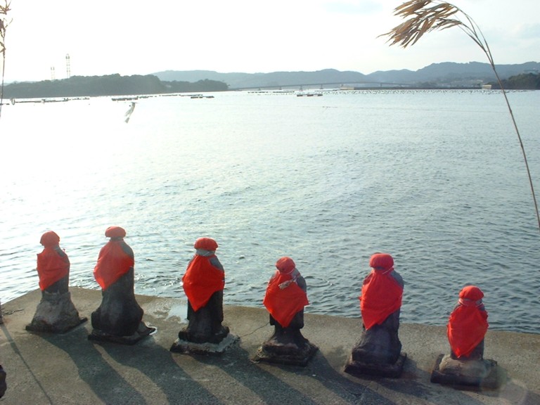はらほげ地蔵、八幡浦の海に並ぶ6体の地蔵