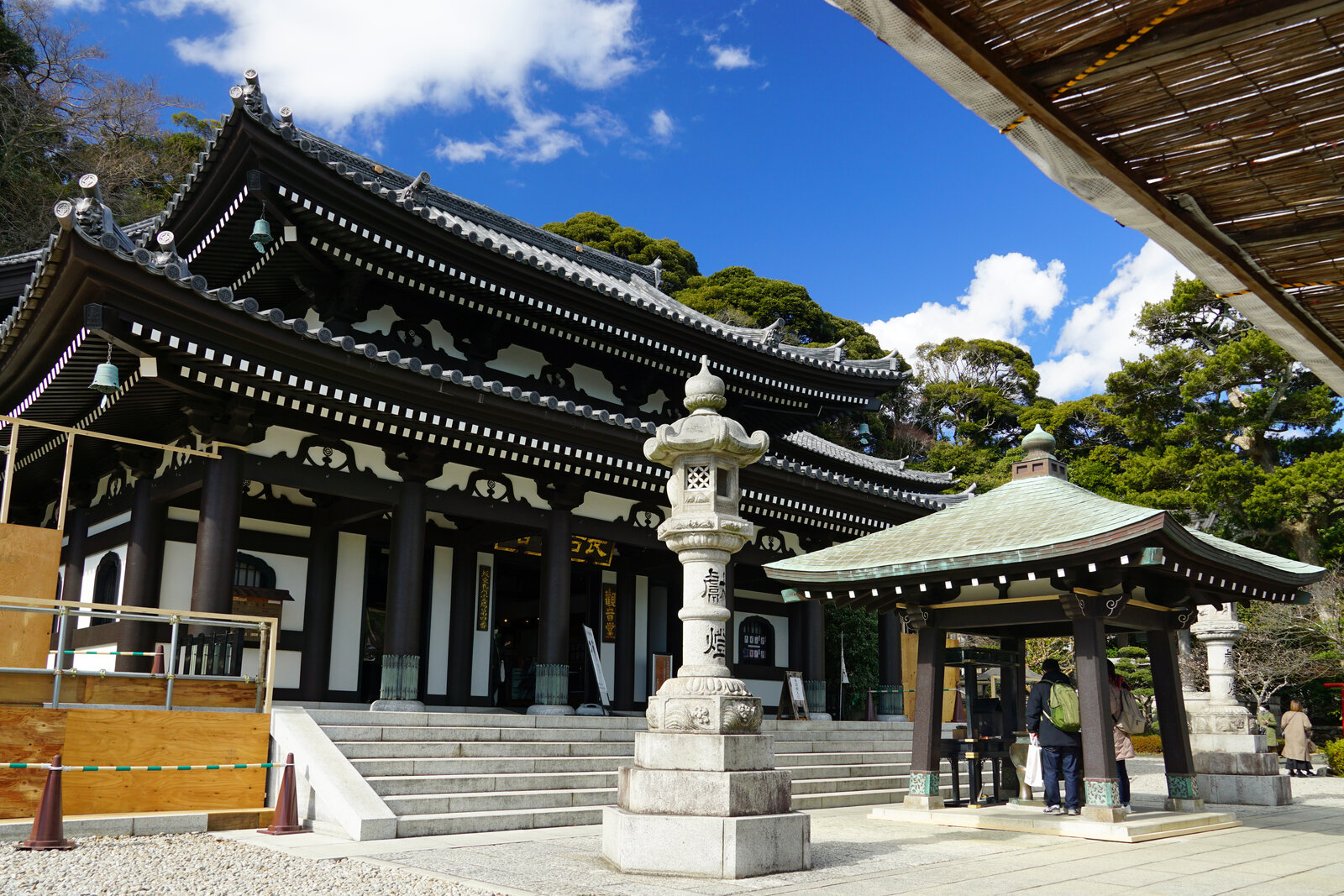 長谷寺、観音堂前の石灯籠と青空