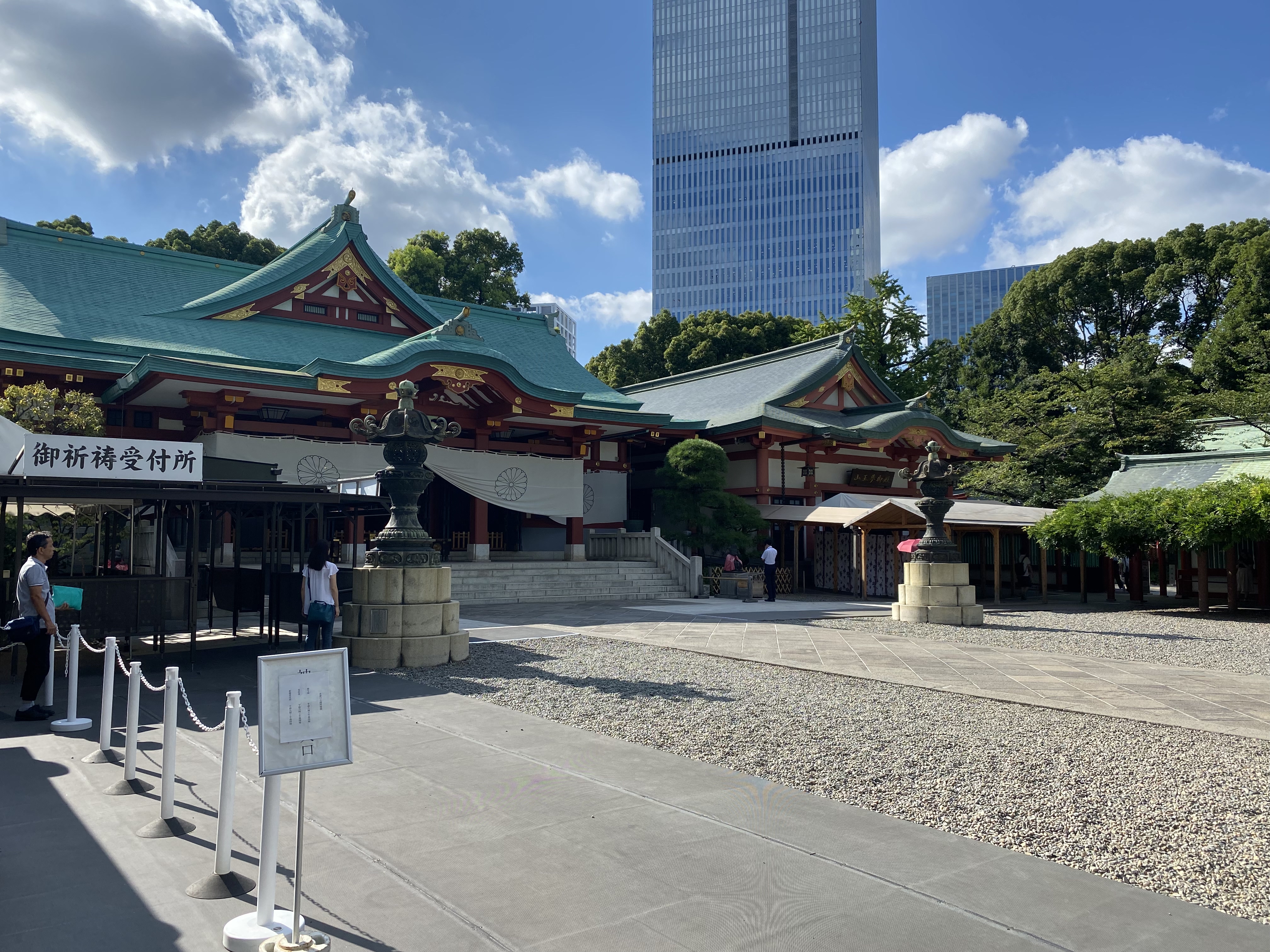 日枝神社の社殿と境内の様子