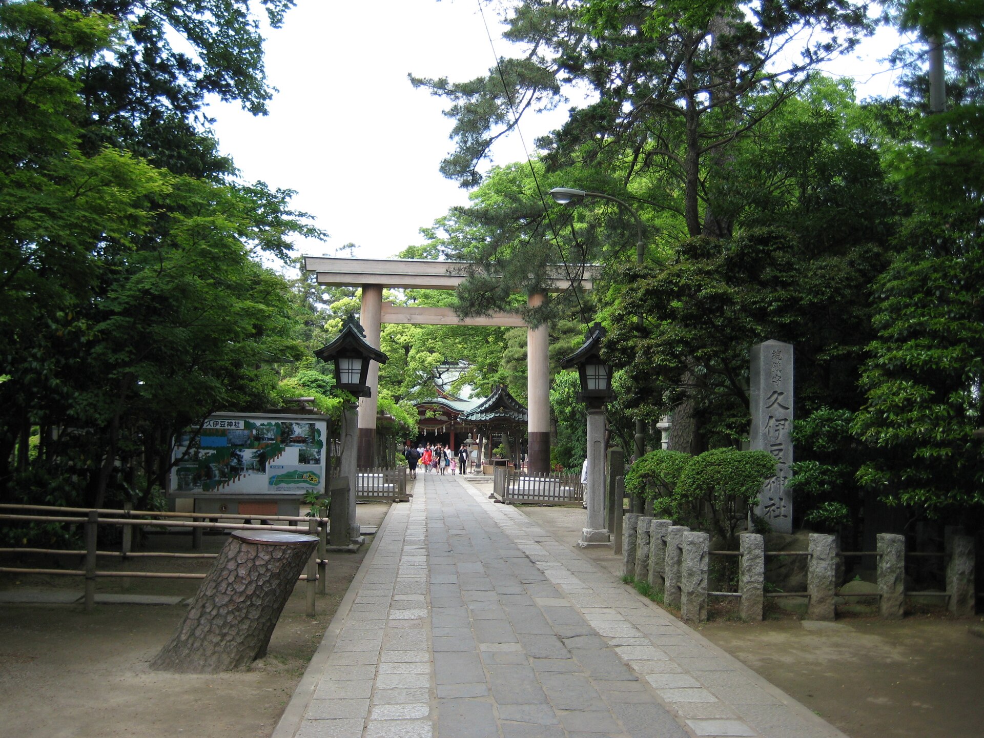 久伊豆神社の鳥居と社号標
