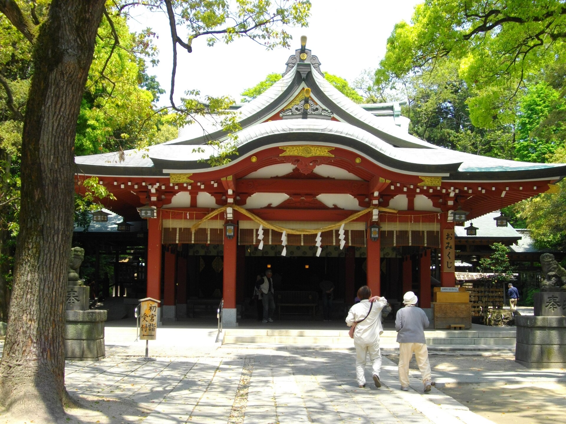 久伊豆神社の本殿と参拝者