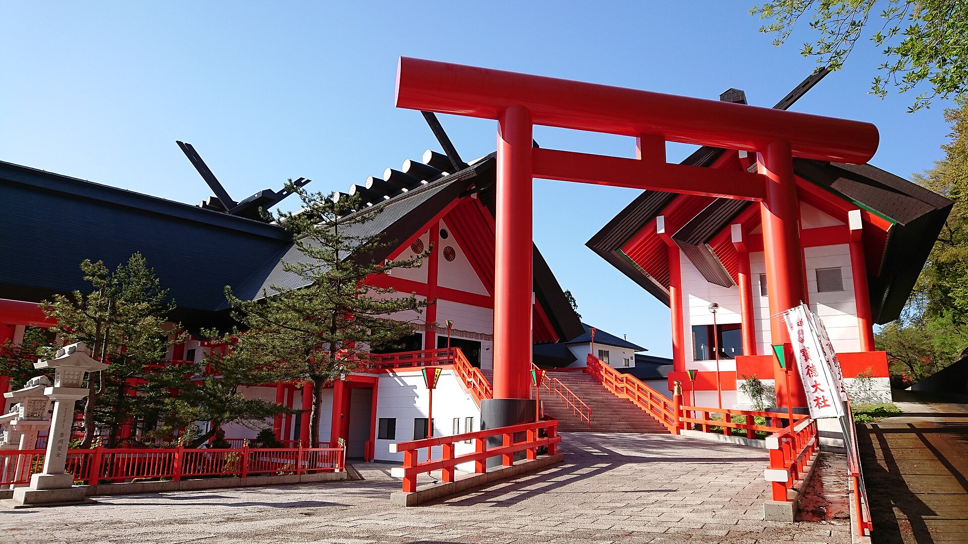 宝徳山稲荷大社の朱鳥居と参道