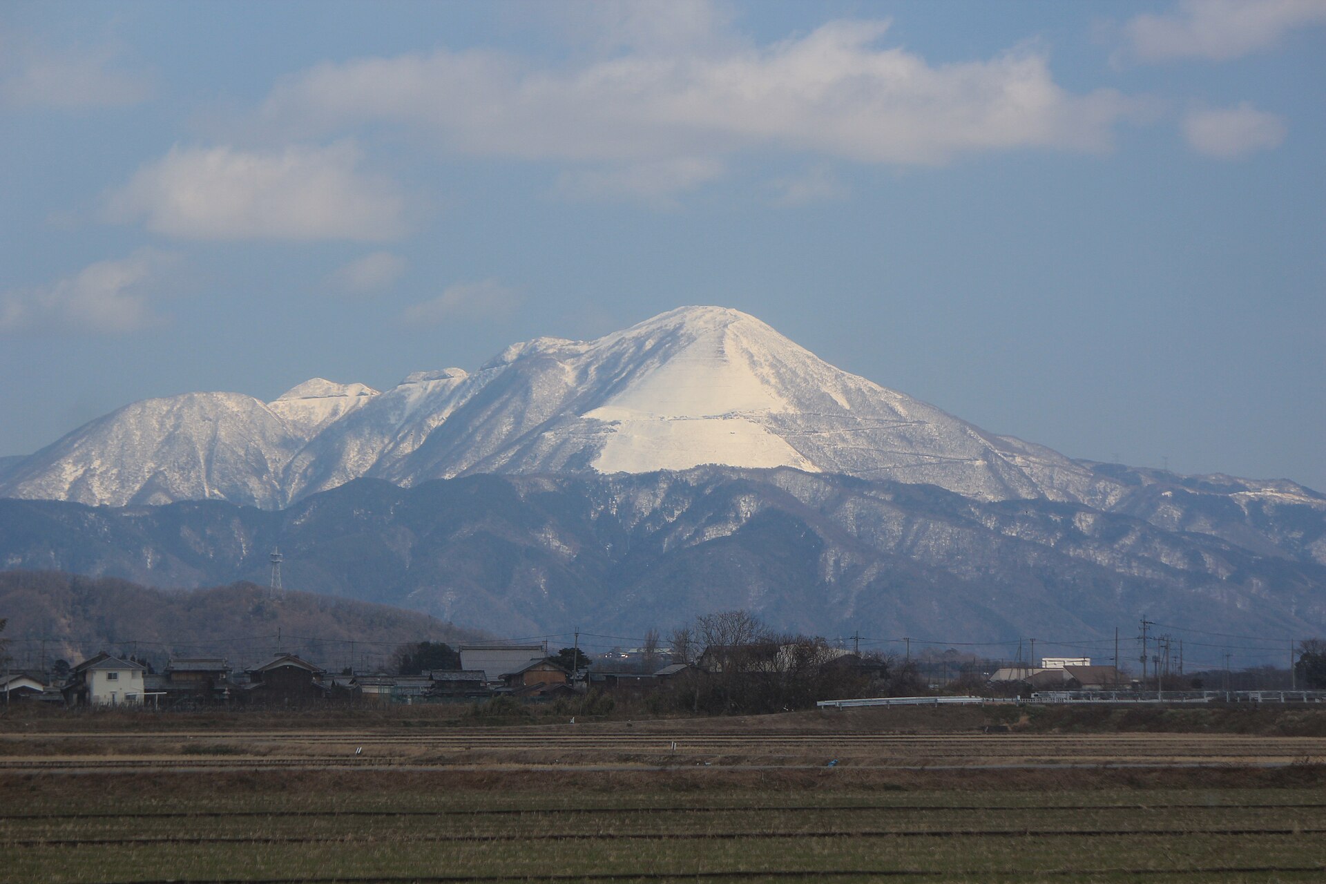 湖北から望む雪化粧の伊吹山