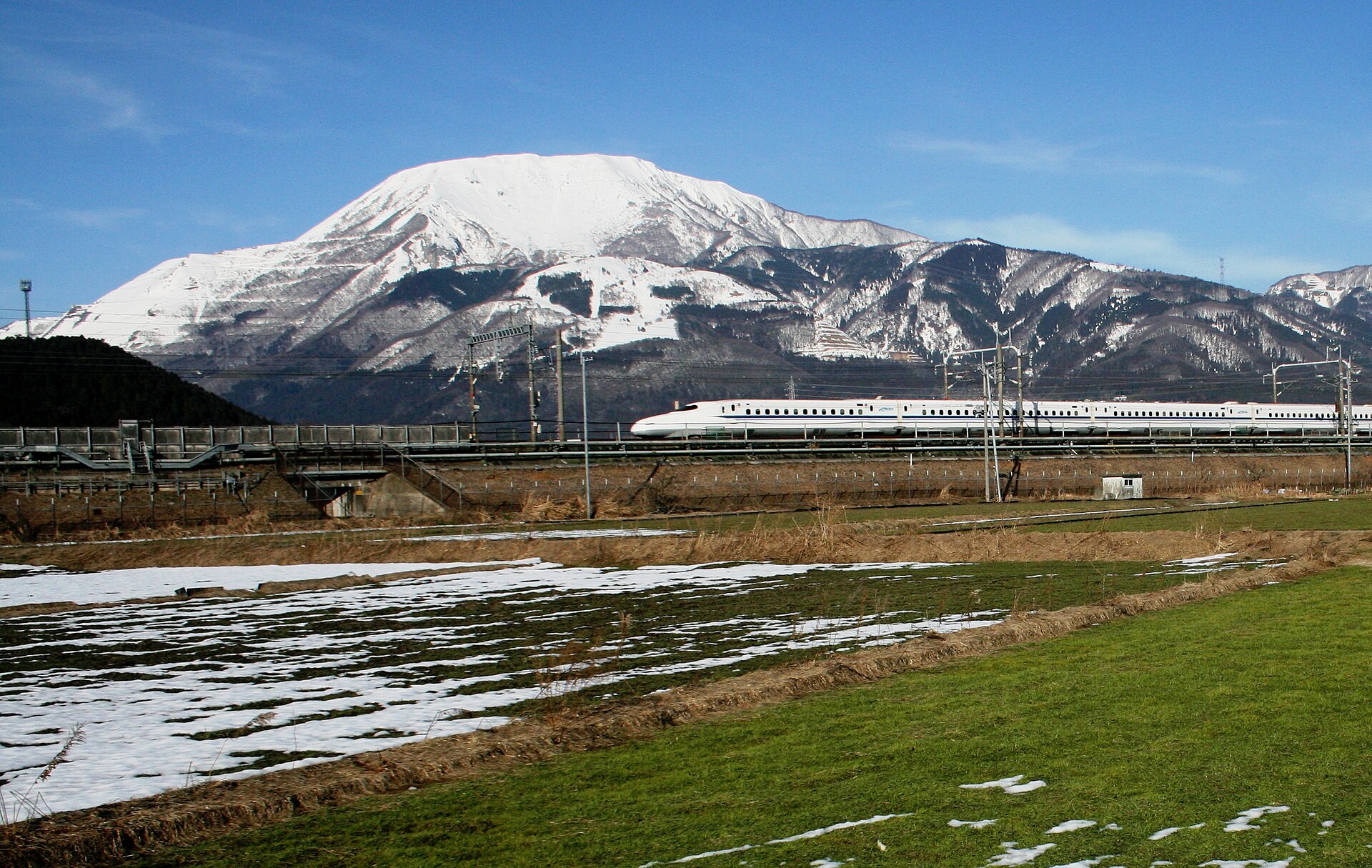 新幹線越しに望む伊吹山