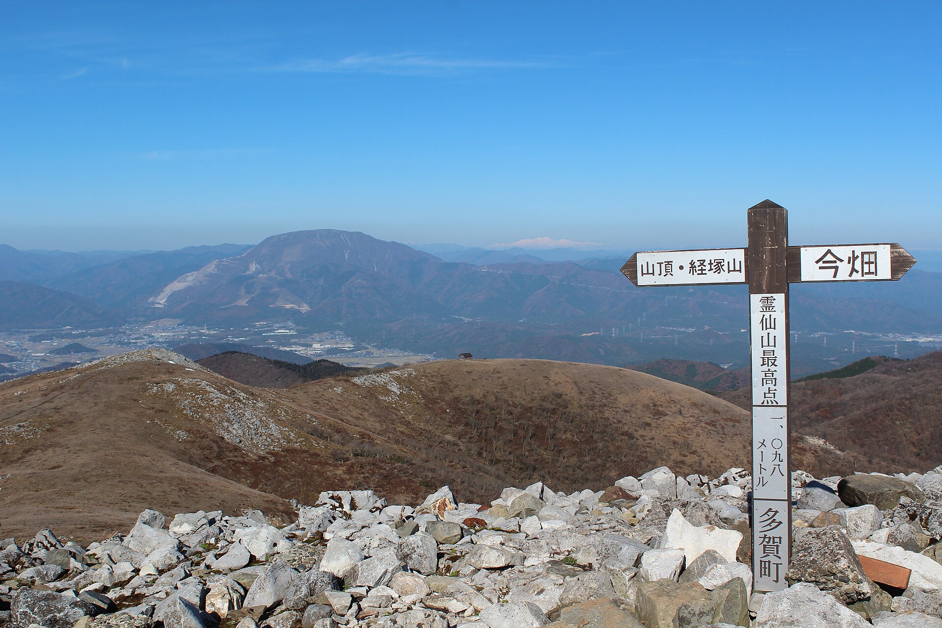 霊仙山から望む伊吹山