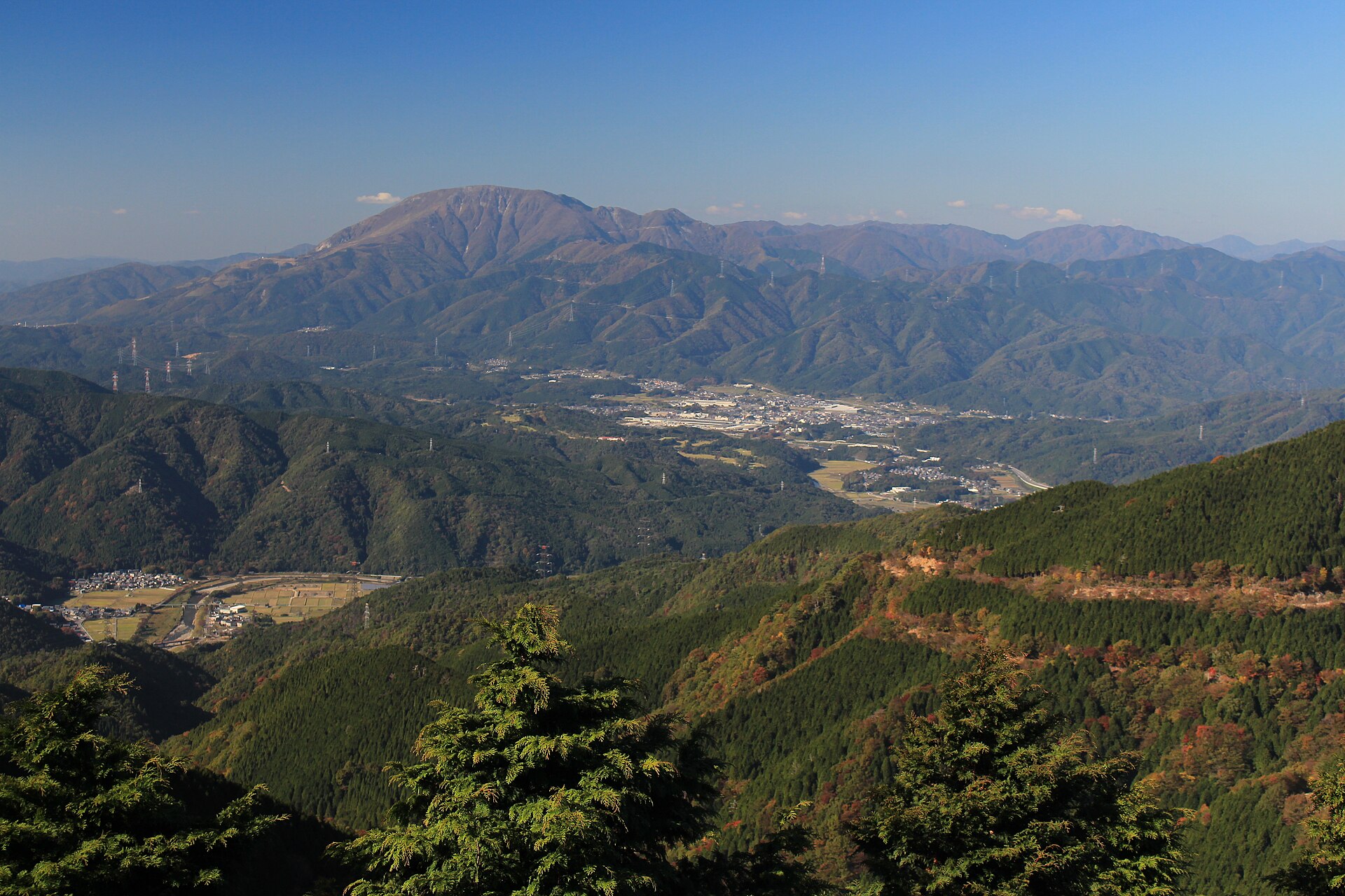 笙ヶ岳から望む伊吹山