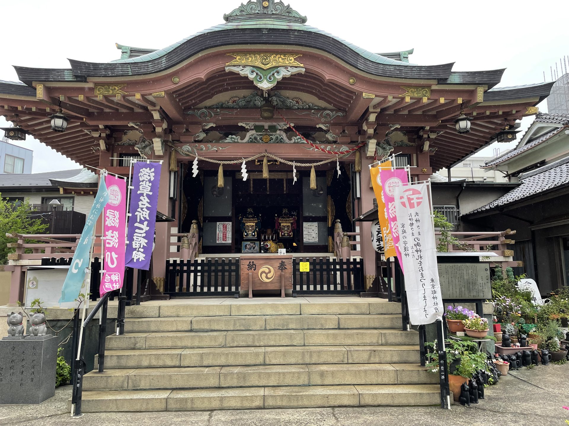 今戸焼発祥之地の石碑と今戸神社の社殿