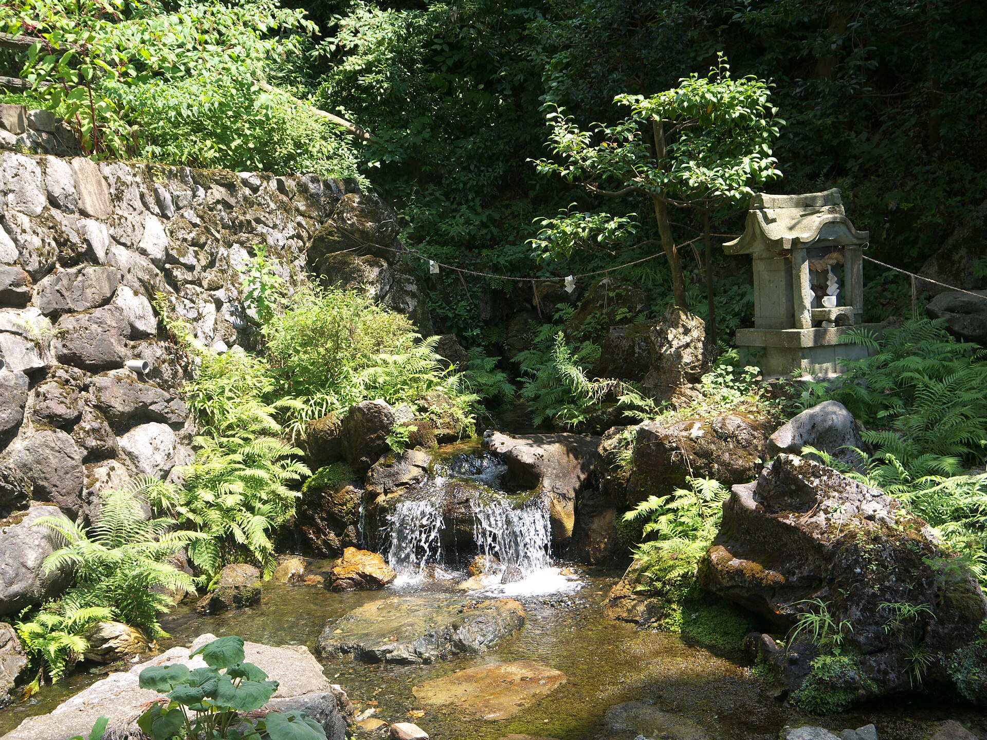 名水百選に選ばれた泉神社湧水の湧き口