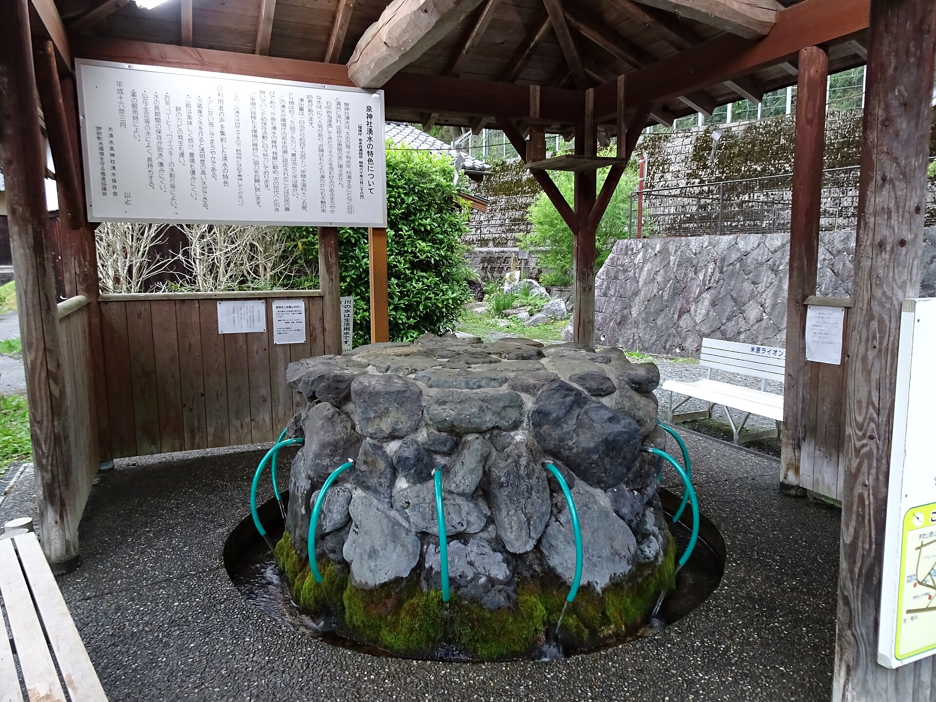 泉神社湧水の取水場