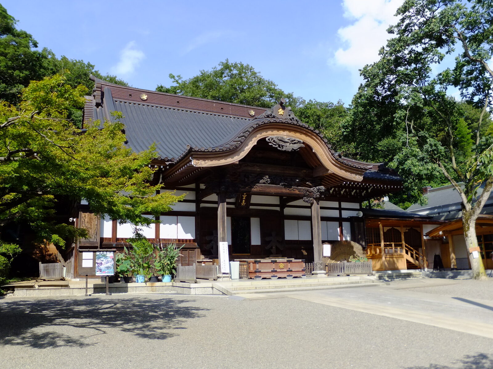 深大寺の本堂を参道から見上げた境内の風景