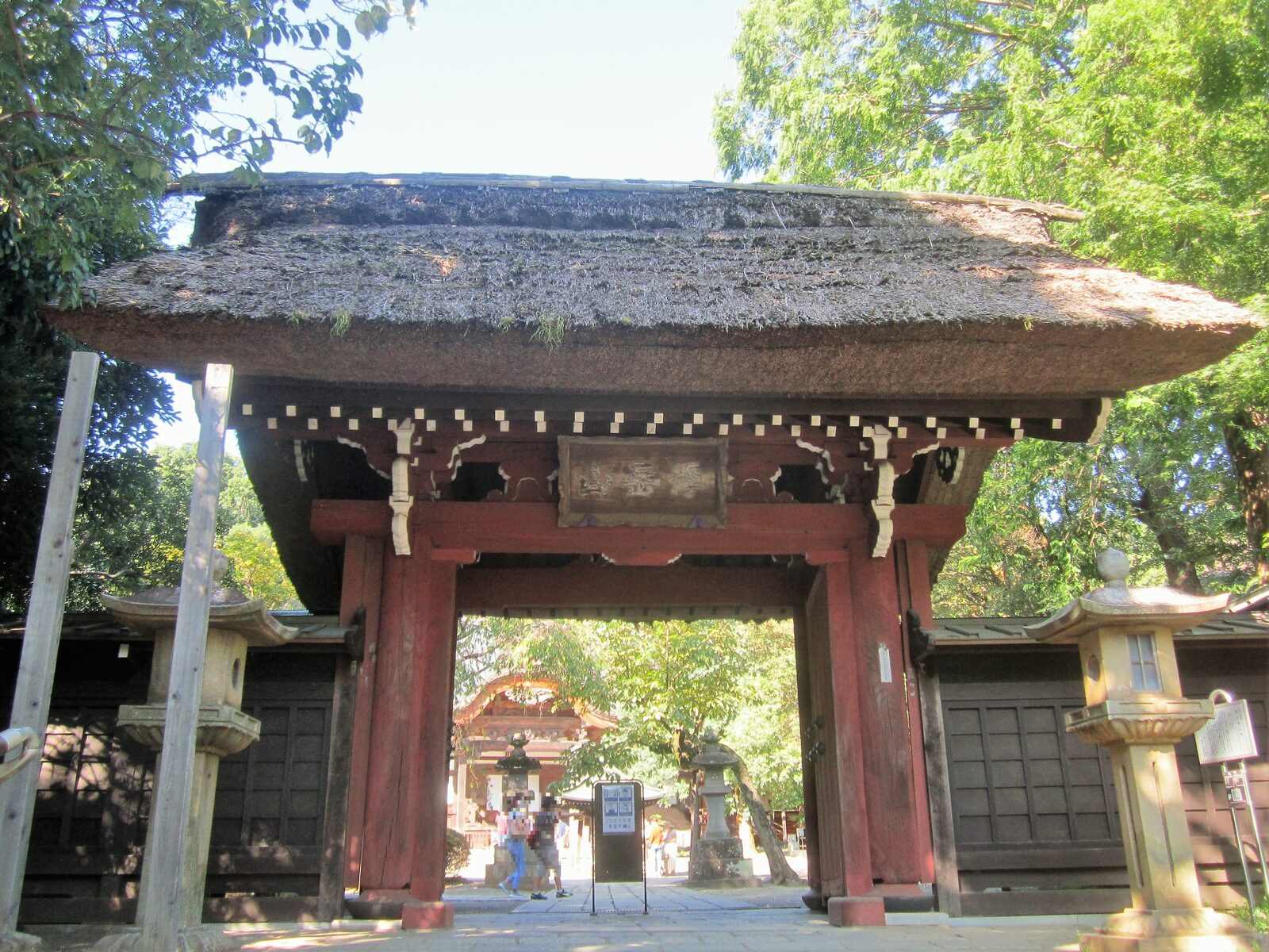 深大寺の茅葺き屋根の山門を参道から見上げた様子