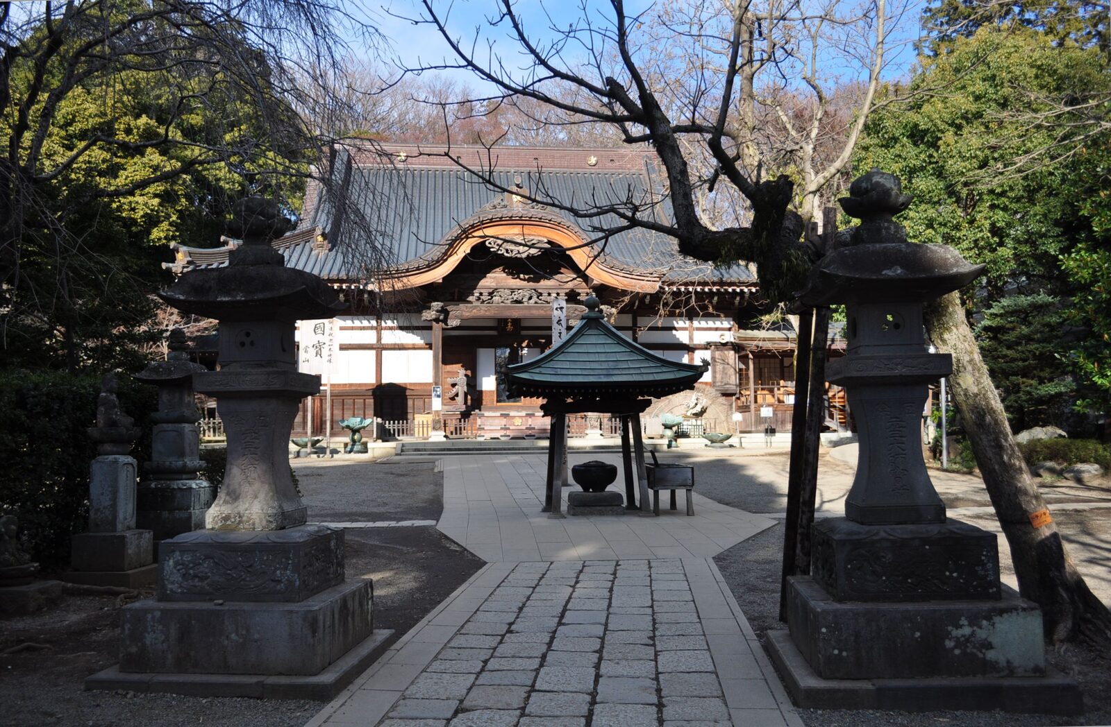 深大寺の山門越しに本堂を望む冬の境内風景