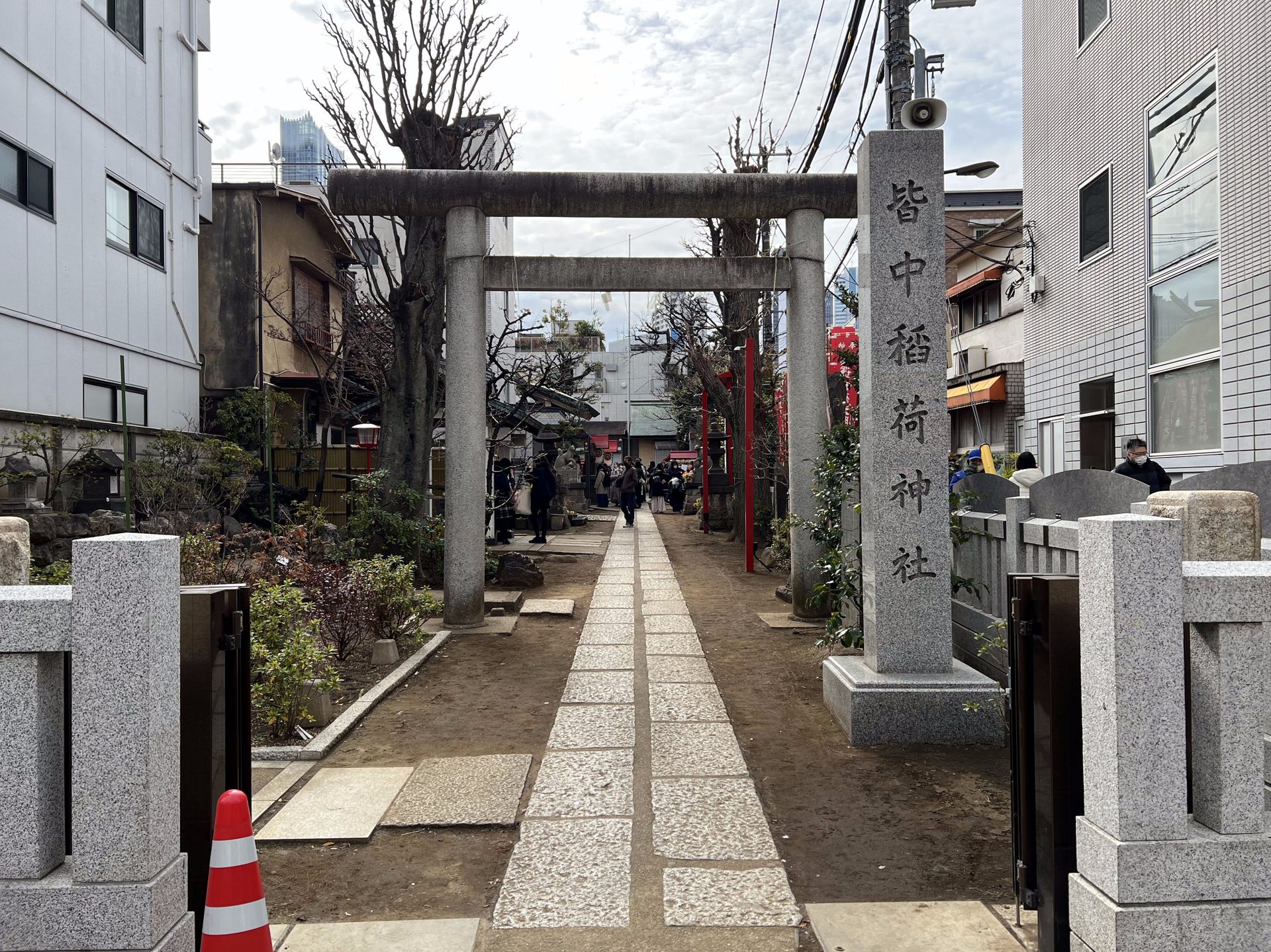 皆中稲荷神社の鳥居と社号標、参道の様子