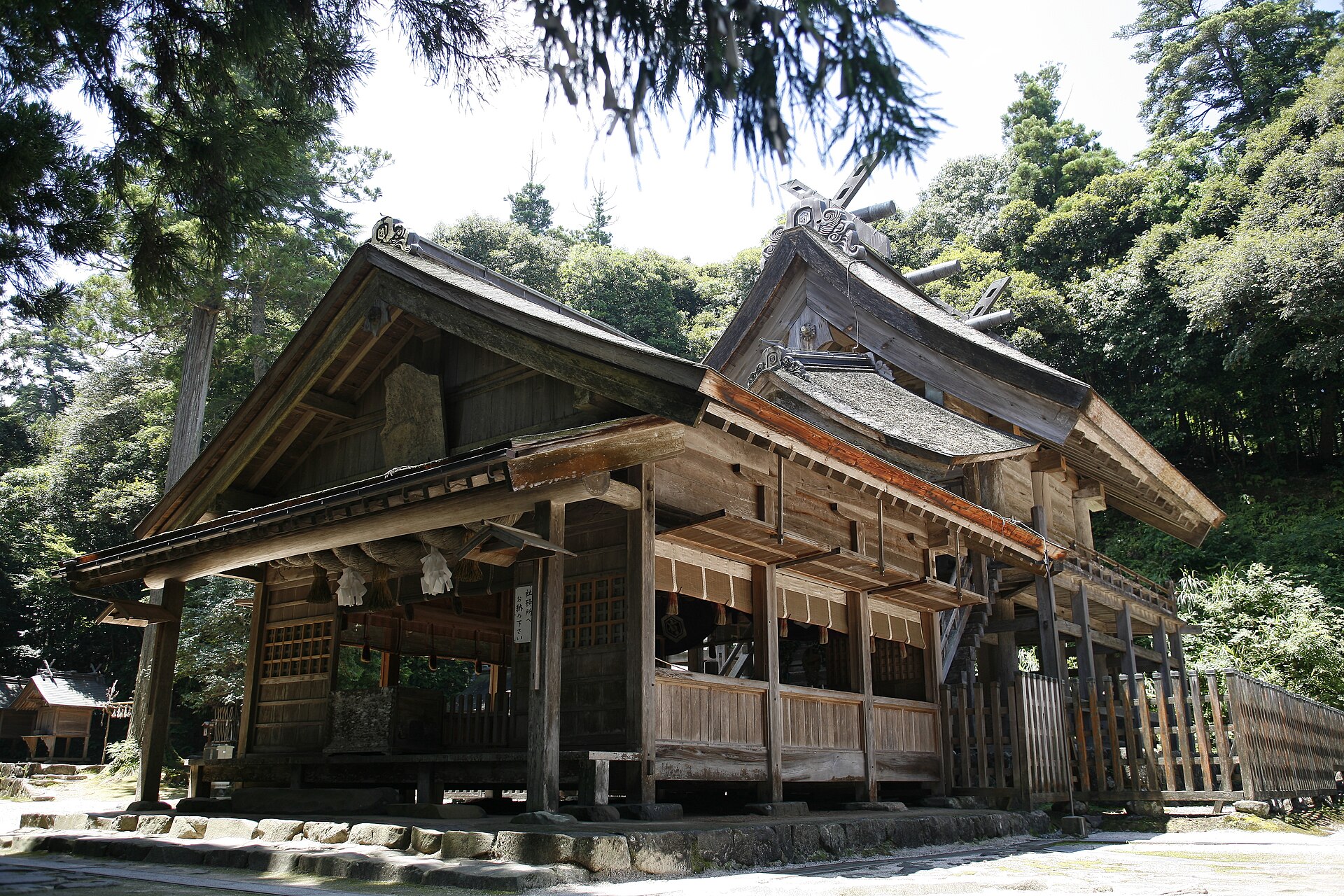 神魂神社の本殿、大社造の檜皮葺屋根と千木