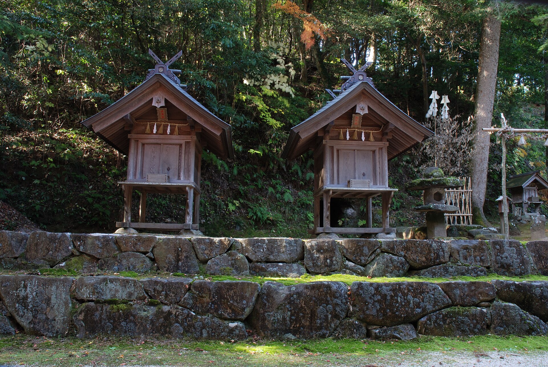 神魂神社の境内社、石垣の上に並ぶ小社