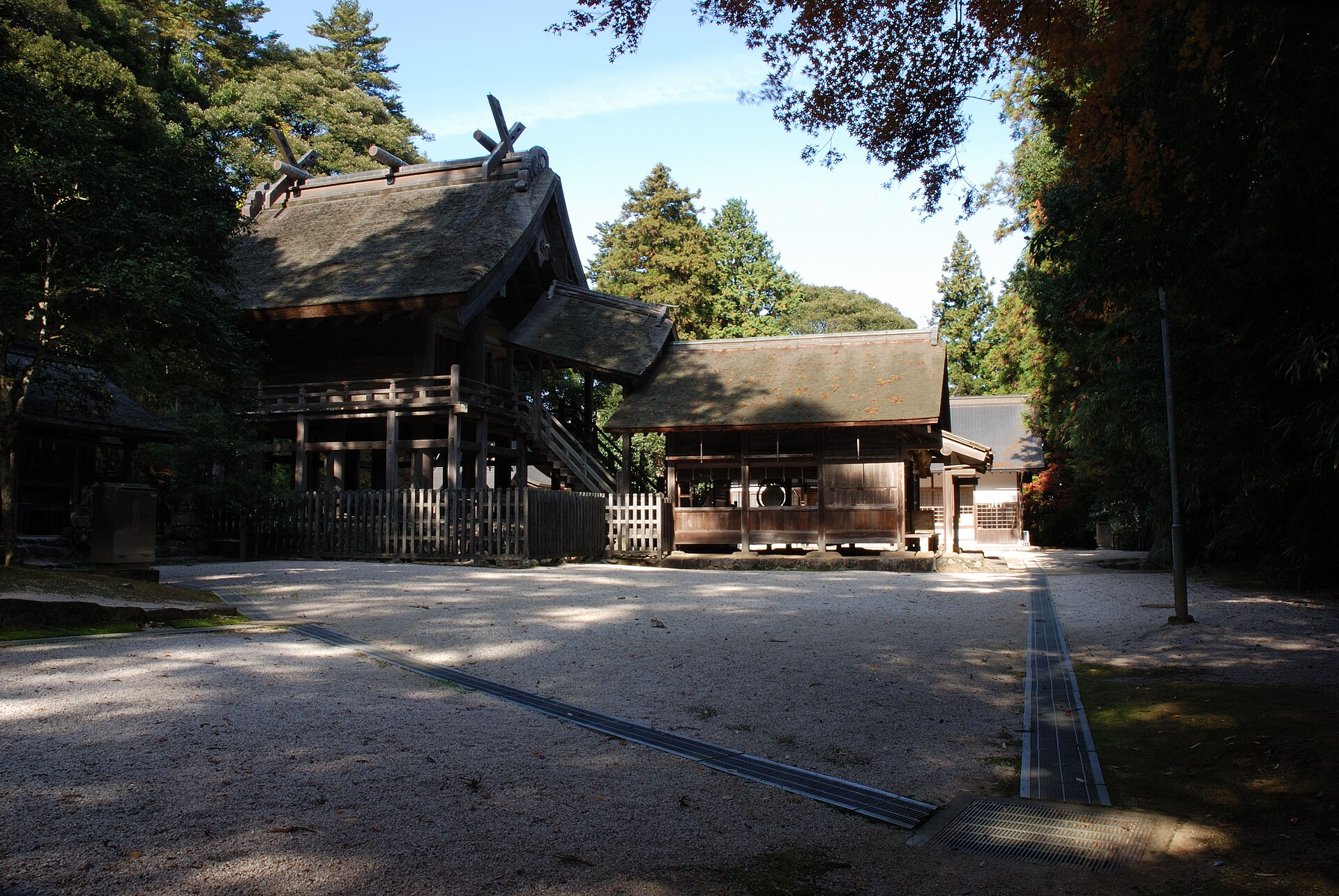神魂神社の本殿と社殿群を望む境内