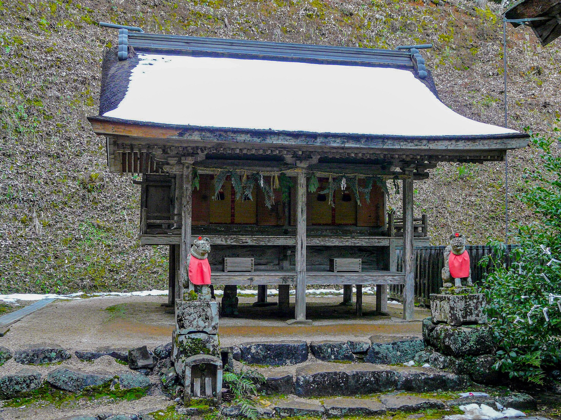 神魂神社の摂社、貴布禰稲荷両神社と狛狐