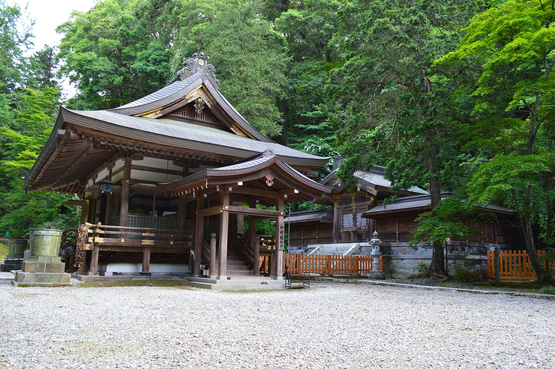 金鑚神社の境内、木々に囲まれた社殿